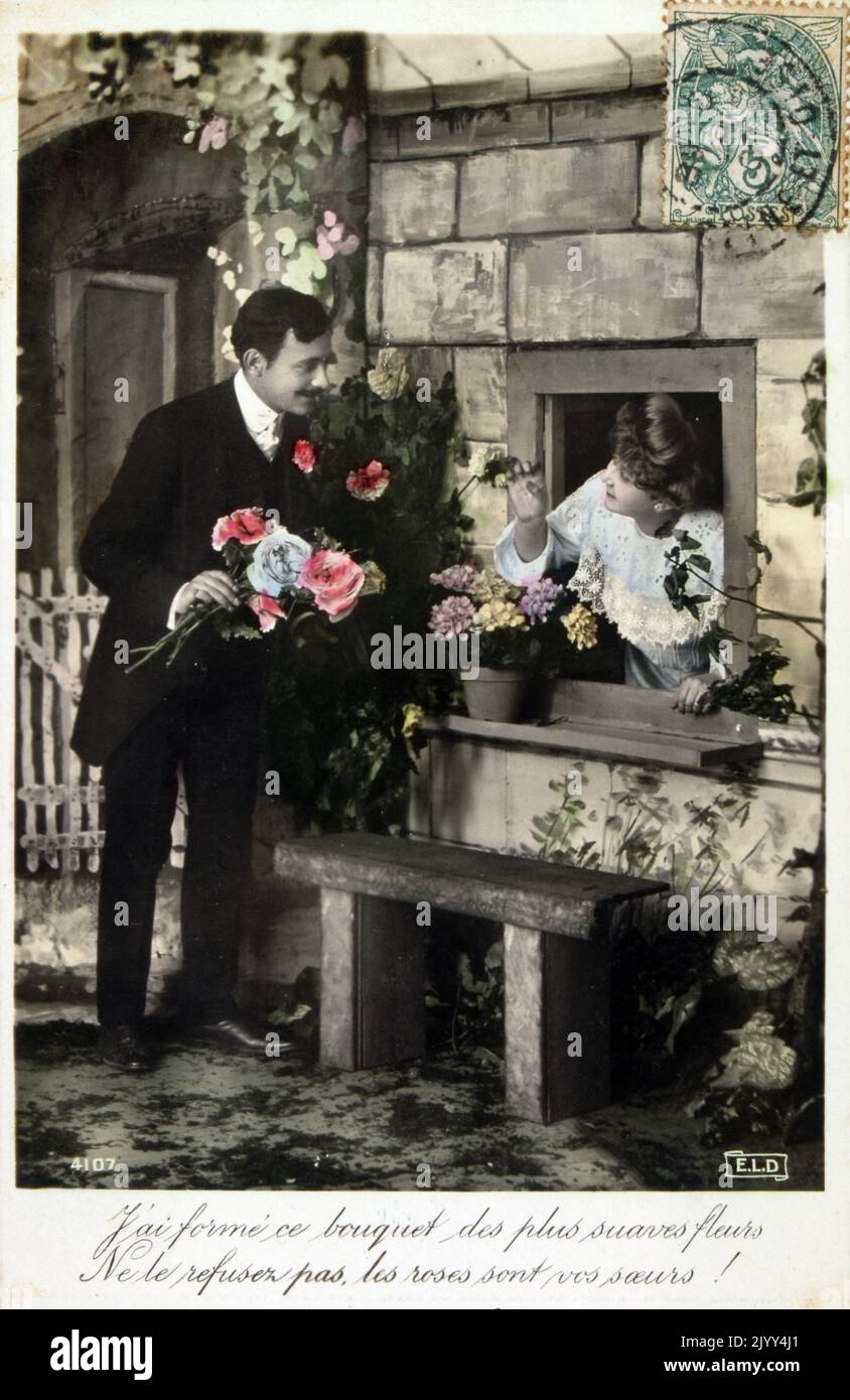 Cartolina francese vintage che mostra una fotografia di una coppia romantica Foto Stock