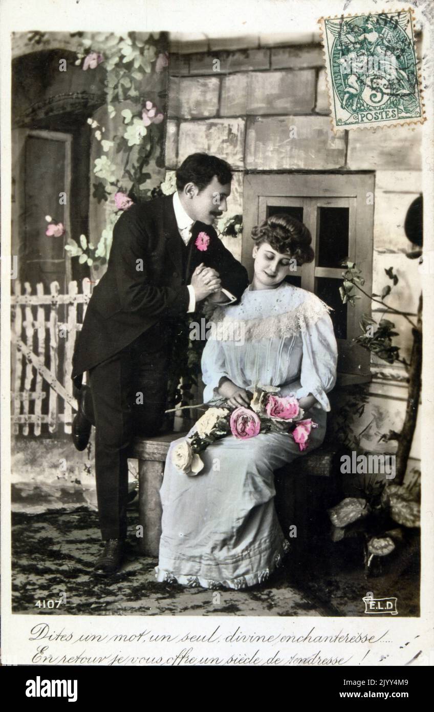 Cartolina francese vintage che mostra una fotografia di una coppia romantica Foto Stock