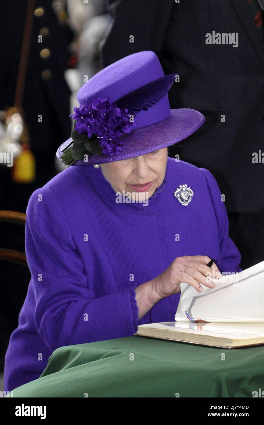 20070712 - IEPER, BELGIO: La regina britannica Elisabetta II ha firmato un libro d'ospite dopo una cerimonia di commemorazione a Menenpoort, in Ieper, giovedì 12 luglio 2007. La Regina Elisabetta e il Principe Filippo sono in visita di un giorno in Belgio. FOTO DI BELGA DIRK WAEM Foto Stock