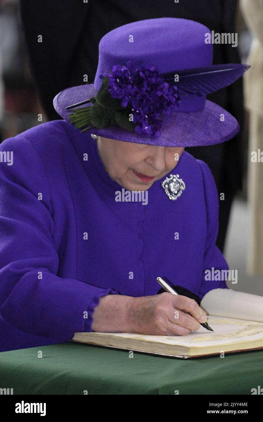 20070712 - IEPER, BELGIO: La regina britannica Elisabetta II ha firmato un libro d'ospite dopo una cerimonia di commemorazione a Menenpoort, in Ieper, giovedì 12 luglio 2007. La Regina Elisabetta e il Principe Filippo sono in visita di un giorno in Belgio. FOTO DI BELGA DIRK WAEM Foto Stock