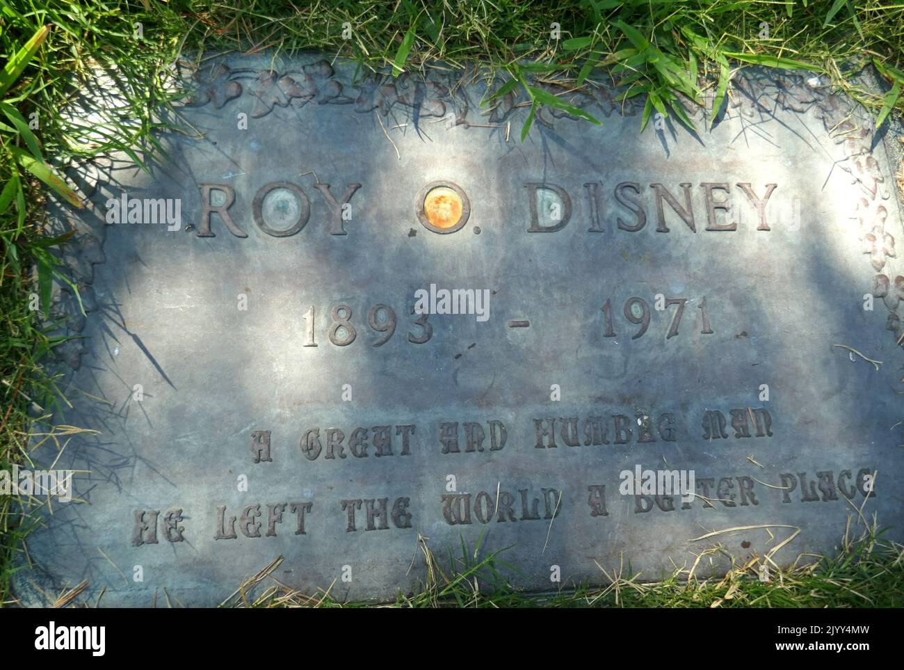 Los Angeles, California, USA 6th settembre 2022 la tomba di Roy O. Disney nella sezione delle colline riparanti al Forest Lawn Memorial Park Hollywood Hills il 6 settembre 2022 a Los Angeles, California, USA. Foto di Barry King/Alamy Stock Photo Foto Stock