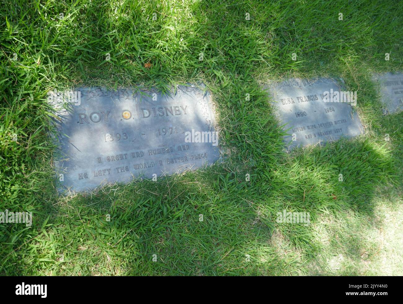 Los Angeles, California, USA 6th settembre 2022 la tomba di Roy O. Disney e la tomba di Edna Disney in Sheltering Hills Section al Forest Lawn Memorial Park Hollywood Hills il 6 settembre 2022 a Los Angeles, California, USA. Foto di Barry King/Alamy Stock Photo Foto Stock