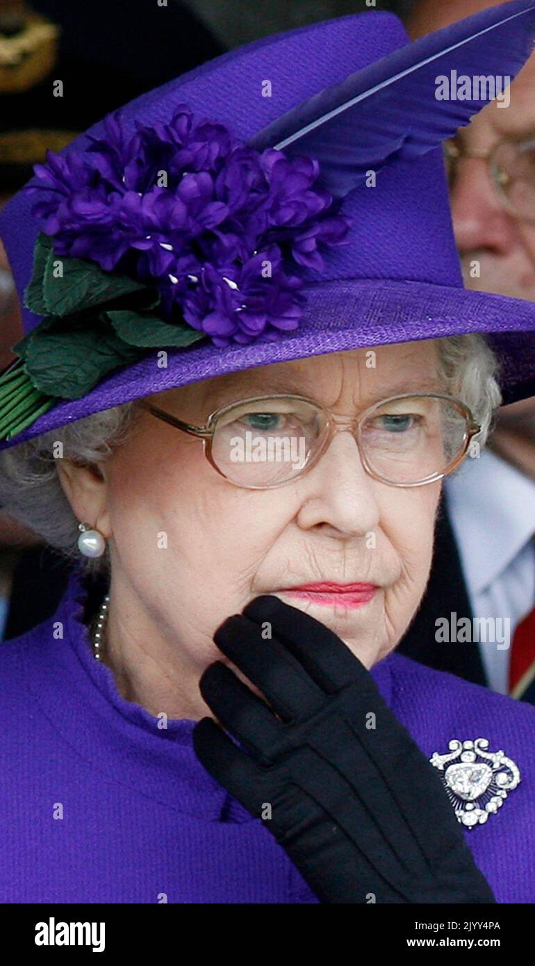 20070712 - IEPER, BELGIO: La regina britannica Elisabetta II è stata raffigurata durante una cerimonia di commemorazione a Tyne Cot per il 90th° anniversario della battaglia di Passendale, in Ieper, giovedì 12 luglio 2007. La Regina Elisabetta e il Principe Filippo sono in visita di un giorno in Belgio. BELGA FOTO BENOIT DOPPAGNE Foto Stock