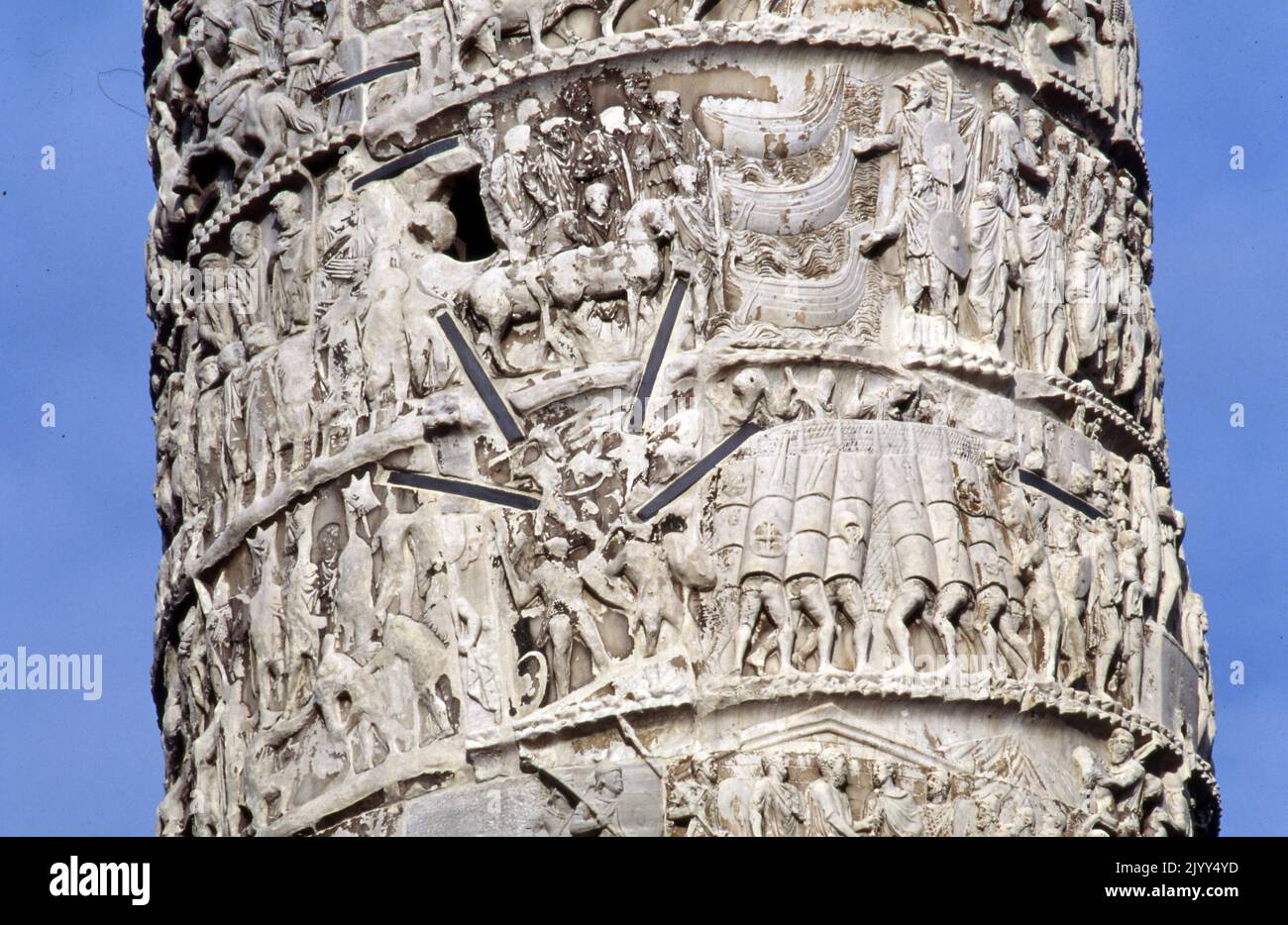 La colonna di Marco Aurelio; una colonna di vittoria romana in Piazza colonna, Roma, Italia. Si tratta di una colonna dorica con un rilievo a spirale: Costruita in onore dell'imperatore romano Marco Aurelio e modellata sulla colonna di Traiano, un'iscrizione rinvenuta nelle vicinanze attesta che la colonna è stata completata nel 193. Foto Stock