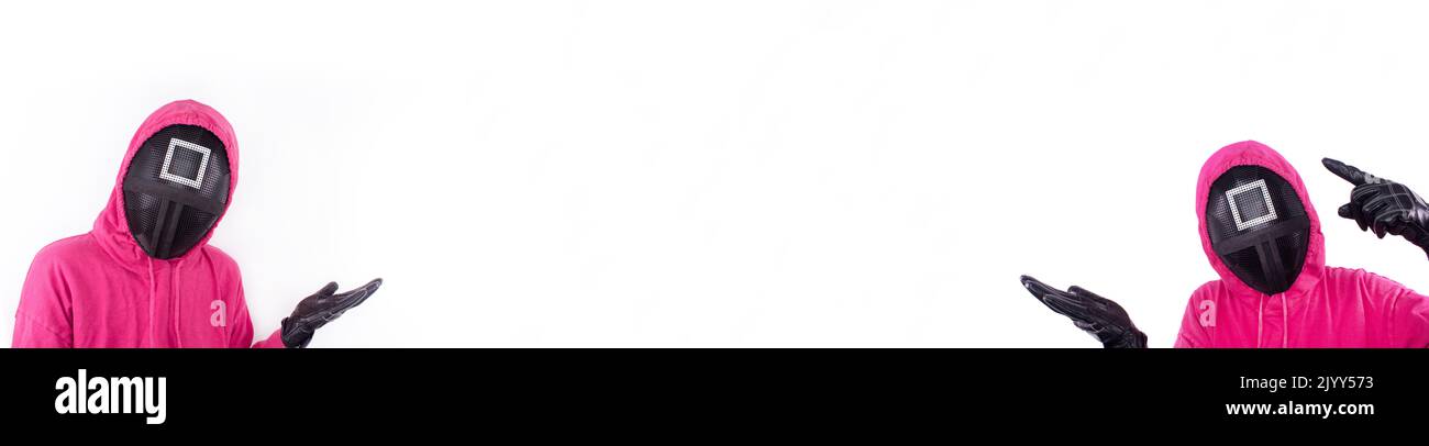 Banner Guardia Rosa da Squid Game di Netflix show. Squid Game guardia rossa tiene la mano per il testo su sfondo bianco. Spazio per il testo. Televisione sudcoreana se Foto Stock