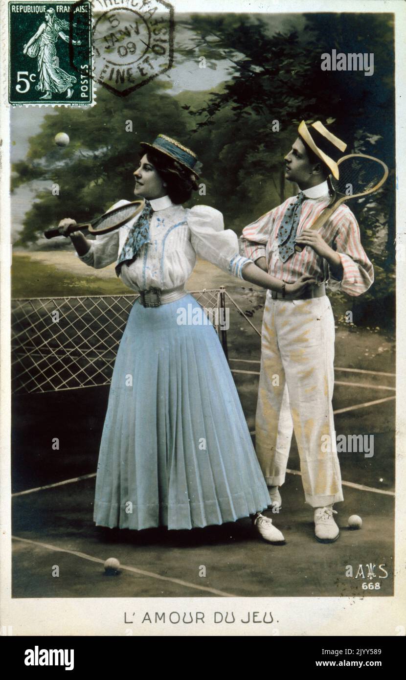 Coppia romantica raffigurata su una cartolina d'epoca a tema tennis del 1900 Foto Stock