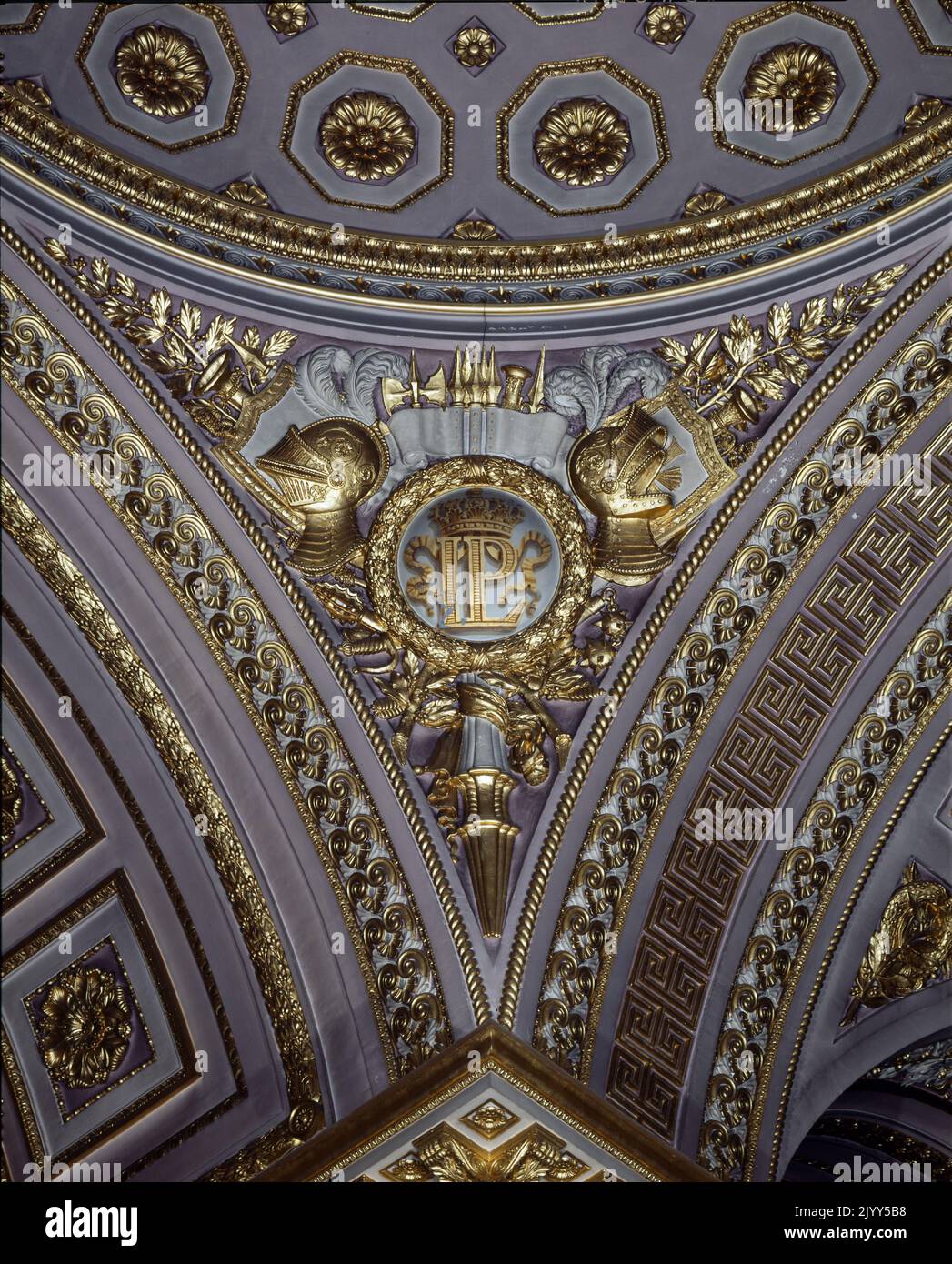 Sallon de guerre, Palazzo di Versailles. Versailles era un castello reale nella regione dell'Ile-de-France in Francia. Versailles fu la sede del potere politico nel Regno di Francia dal 1682, quando Luigi XIV trasferì la corte reale da Parigi, fino a quando la famiglia reale fu costretta a tornare nella capitale nell'ottobre 1789, Entro tre mesi dall'inizio della Rivoluzione francese il Salon de la Guerre è un salone situato a nord della Sala degli specchi nella Reggia di Versailles Foto Stock