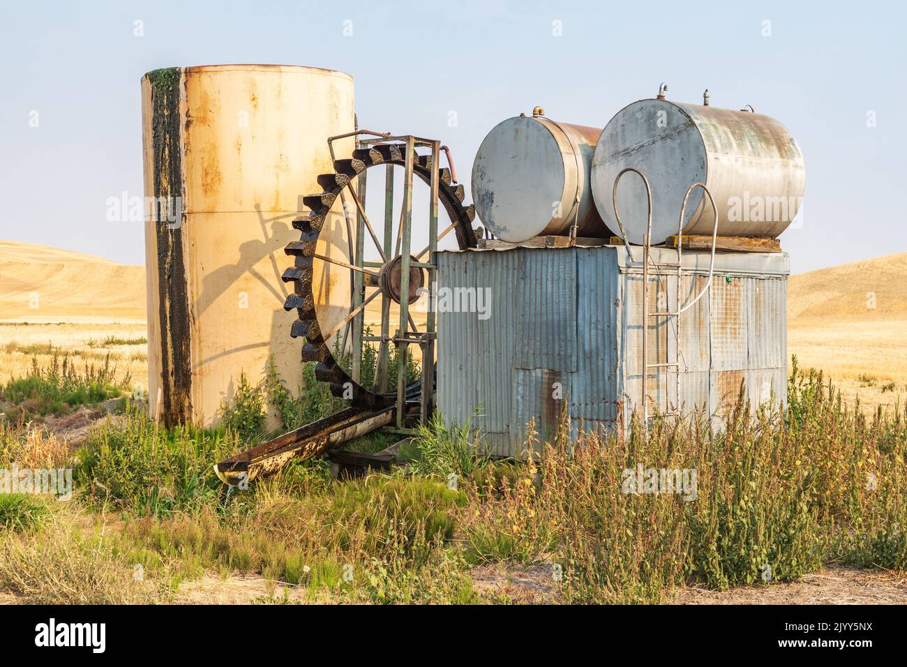 Stati Uniti, Washington state, Whitman County. Palouse. Colton. Una vecchia ruota ad acqua e altre attrezzature. Foto Stock