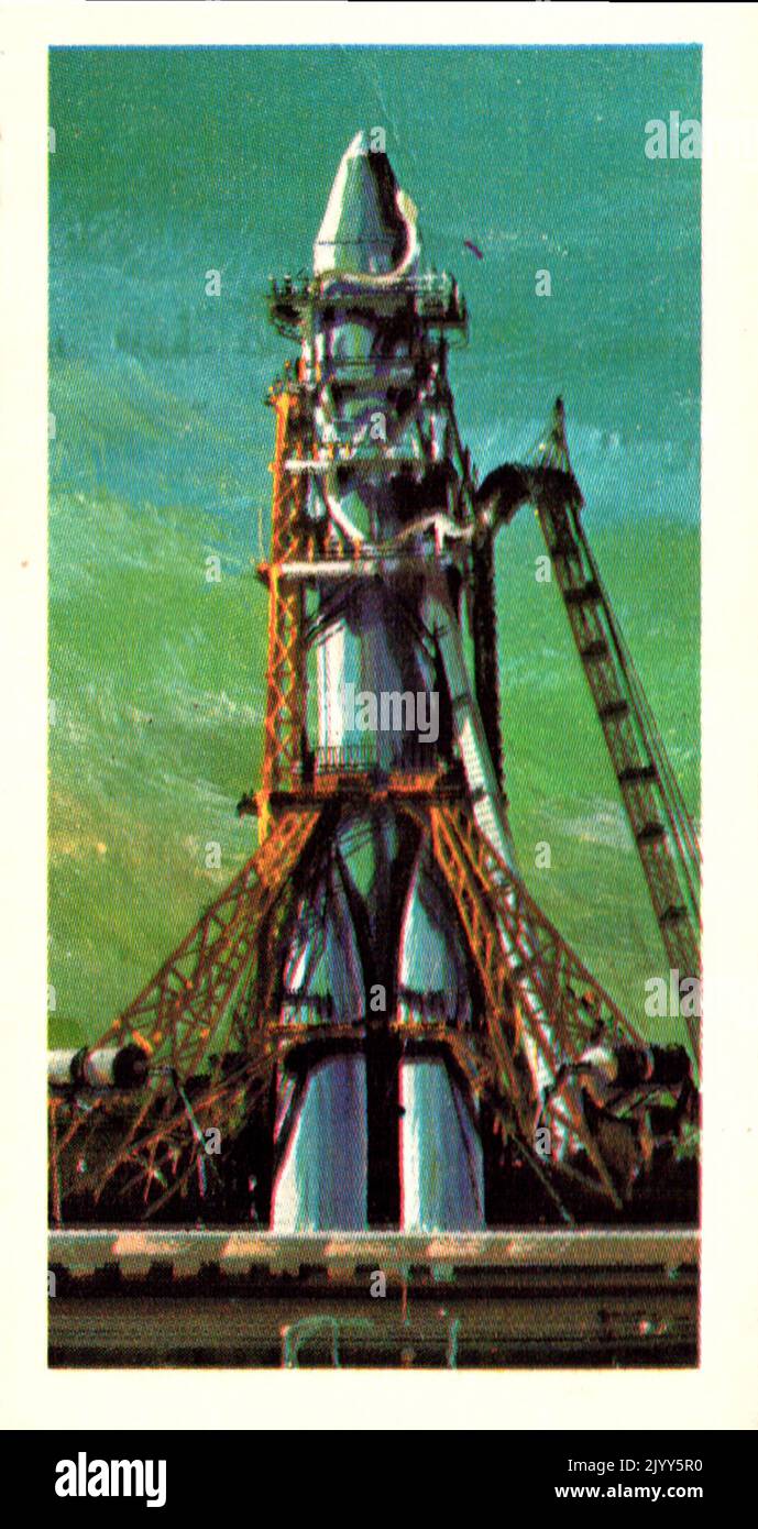 Da una serie di carte per Brooke Bond Tea; 1973; 'The Race into Space', illustrato da David Lawson; immagine a colori illustrata di Vostok sul piazzale di lancio (Una serie di 50 carte, n. 7). Foto Stock