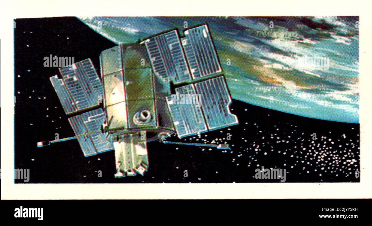 Da una serie di carte per Brooke Bond Tea; 1973; 'la corsa nello spazio', illustrata da David Lawson; immagine a colori illustrata dell'osservatorio astronomico orbitante 2, uno dei satelliti senza equipaggio più complessi che l'Occidente deve sviluppare (Una serie di 50 carte, n. 39). Foto Stock