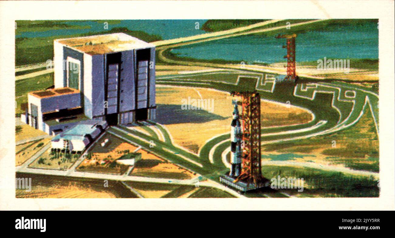 Da una serie di carte per Brooke Bond Tea; 1973; 'la corsa nello spazio', illustrata da David Lawson; immagine a colori illustrata di Saturno V a Cape Kennedy; un razzo sulla luna (Una serie di 50 carte, n. 33). Foto Stock