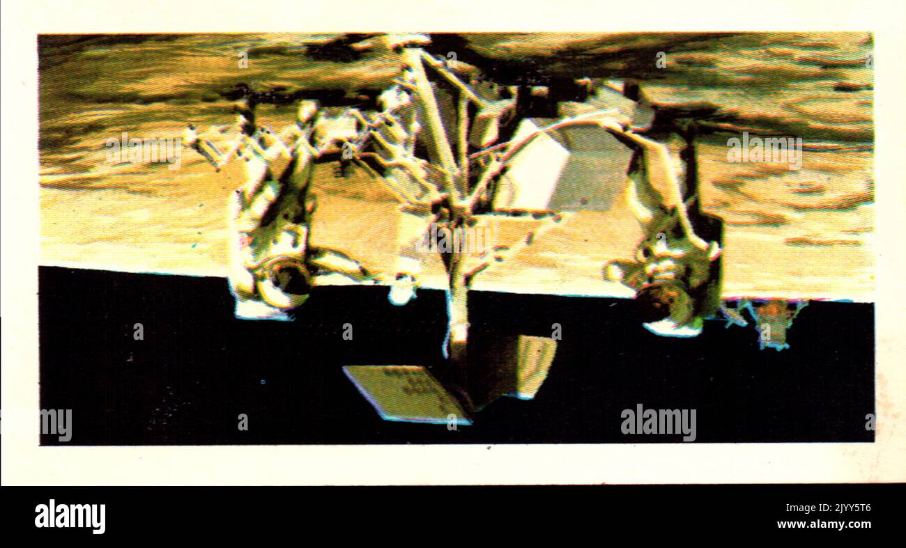 Da una serie di carte per Brooke Bond Tea; 1973; 'la corsa nello spazio', illustrata da David Lawson; immagine a colori illustrata di Surveyor 3, una navicella spaziale americana inviata alla luna per lo studio scientifico (Una serie di 50 carte, n. 22). Foto Stock