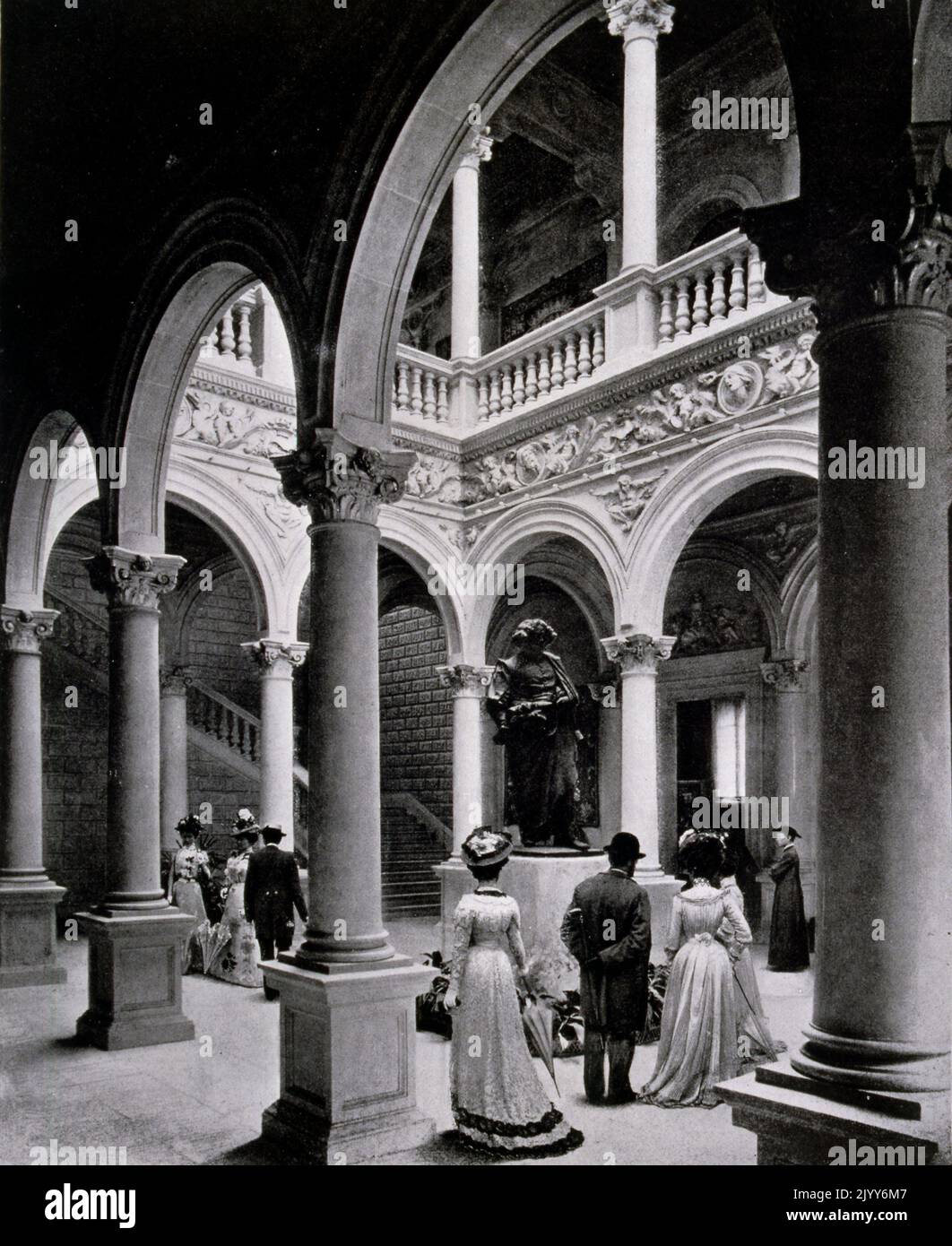 Esposizione Universelle (Fiera Mondiale) Parigi, 1900; fotografia in bianco e nero del cortile del Palazzo Spagnolo. Foto Stock