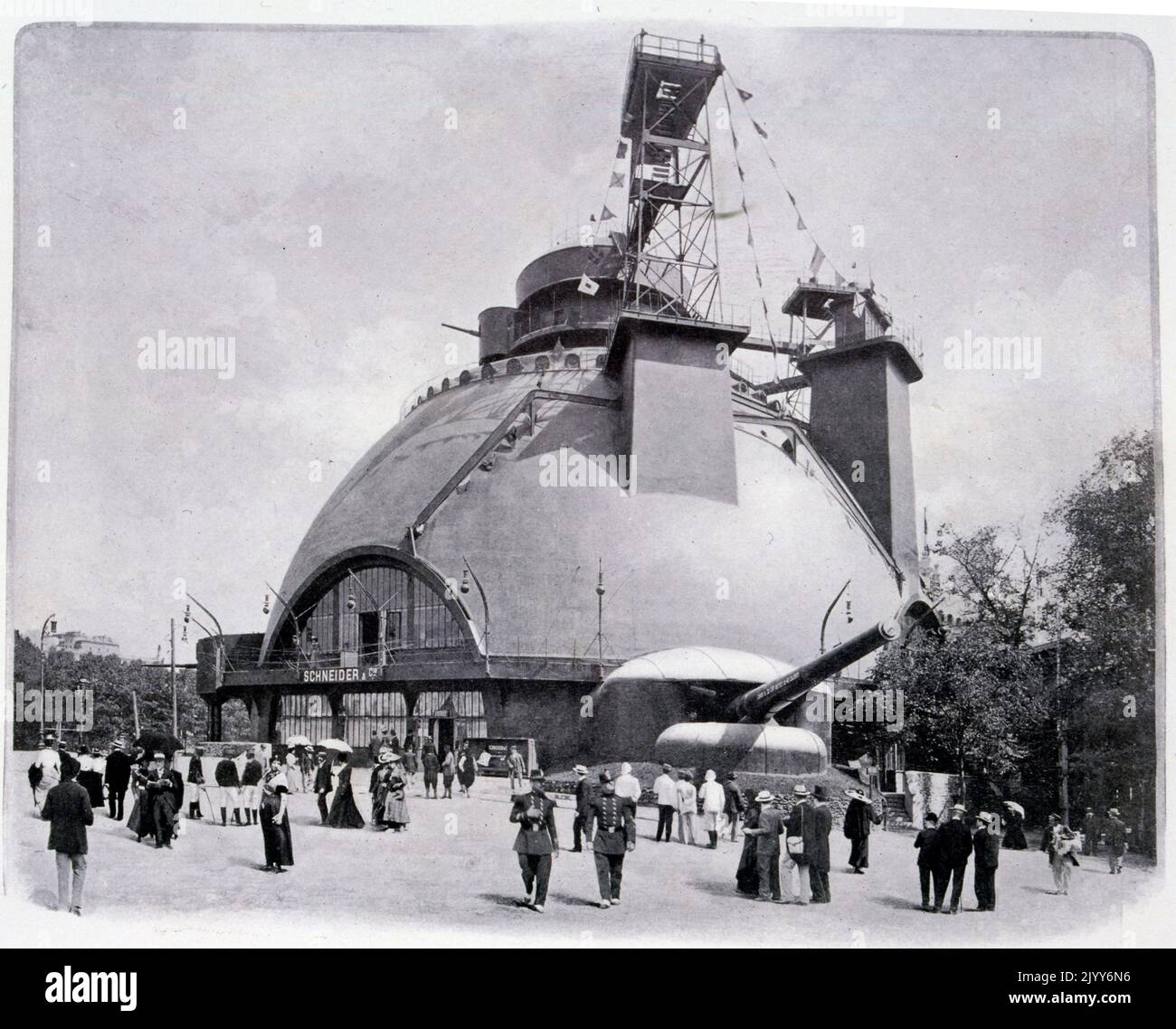 Esposizione Universelle (Fiera Mondiale) Parigi, 1900; il Padiglione di Creusot, che espone strumenti di navigazione terrestri e marittimi, grandi pezzi di artiglieria e altre invenzioni utilizzate, come l'elettricità, in combattimento. Foto Stock