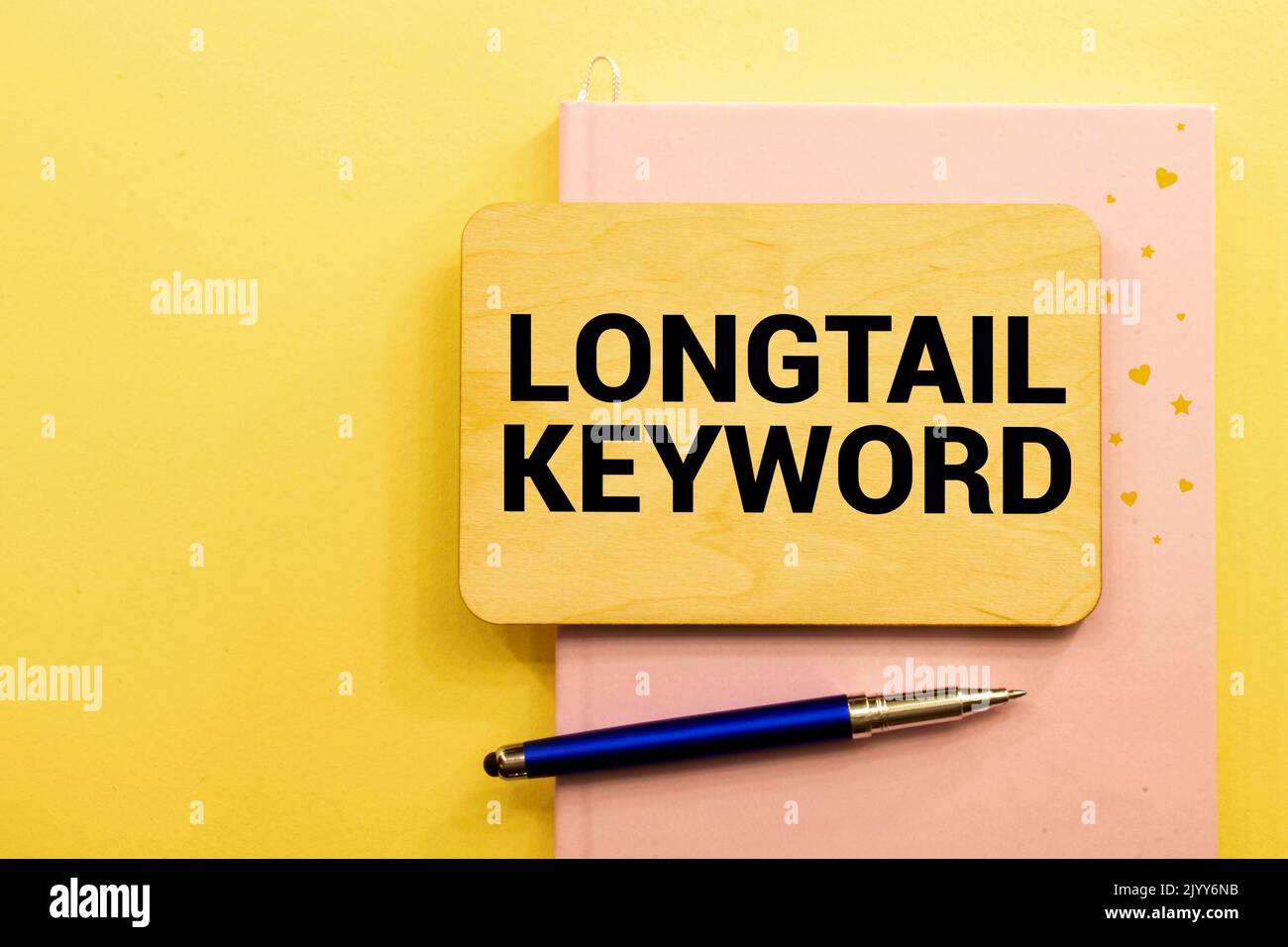 Pannel nero scrivere un testo Longtail Keyword sul giallo. Foto Stock