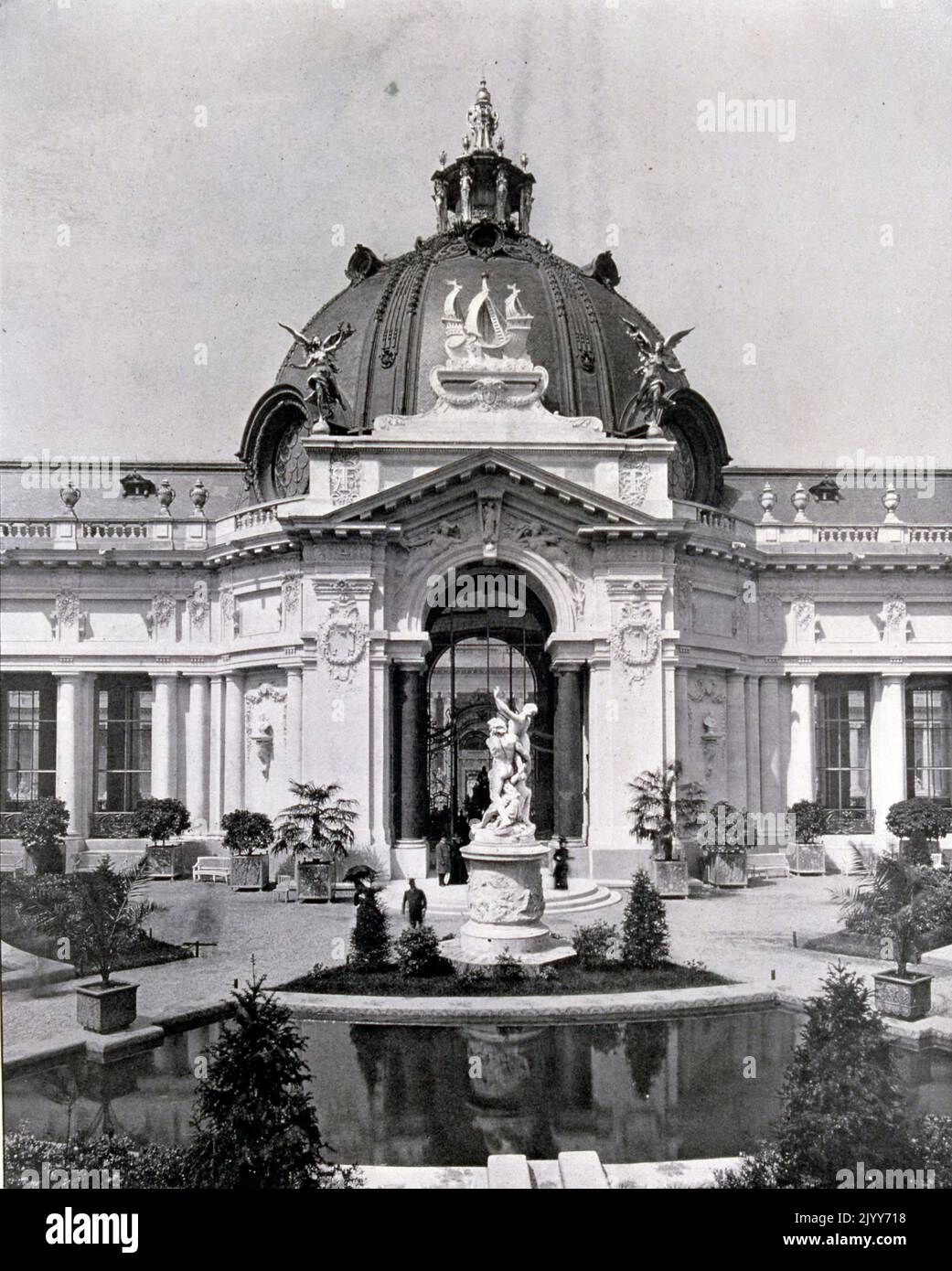 Esposizione Universelle (Fiera Mondiale) Parigi, 1900; Fotografia in bianco e nero del giardino interno del piccolo Palazzo. Foto Stock