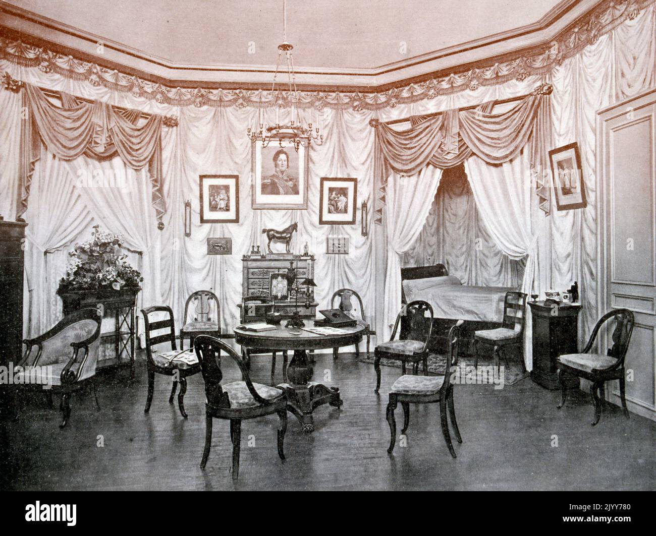 Fotografia in bianco e nero; Centenario Mostra del Mobile - la camera da letto di Louis-Philippe. Foto Stock
