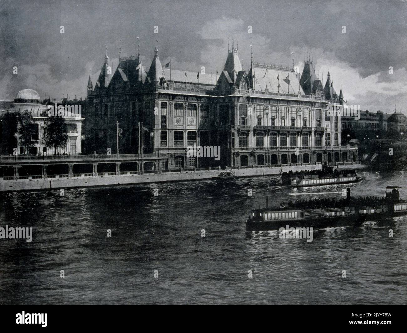 Esposizione Universelle (Fiera Mondiale) Parigi, 1900; fotografia in bianco e nero scattata attraverso la Senna che mostra il Palazzo della Città di Parigi (ville de Paris). Foto Stock
