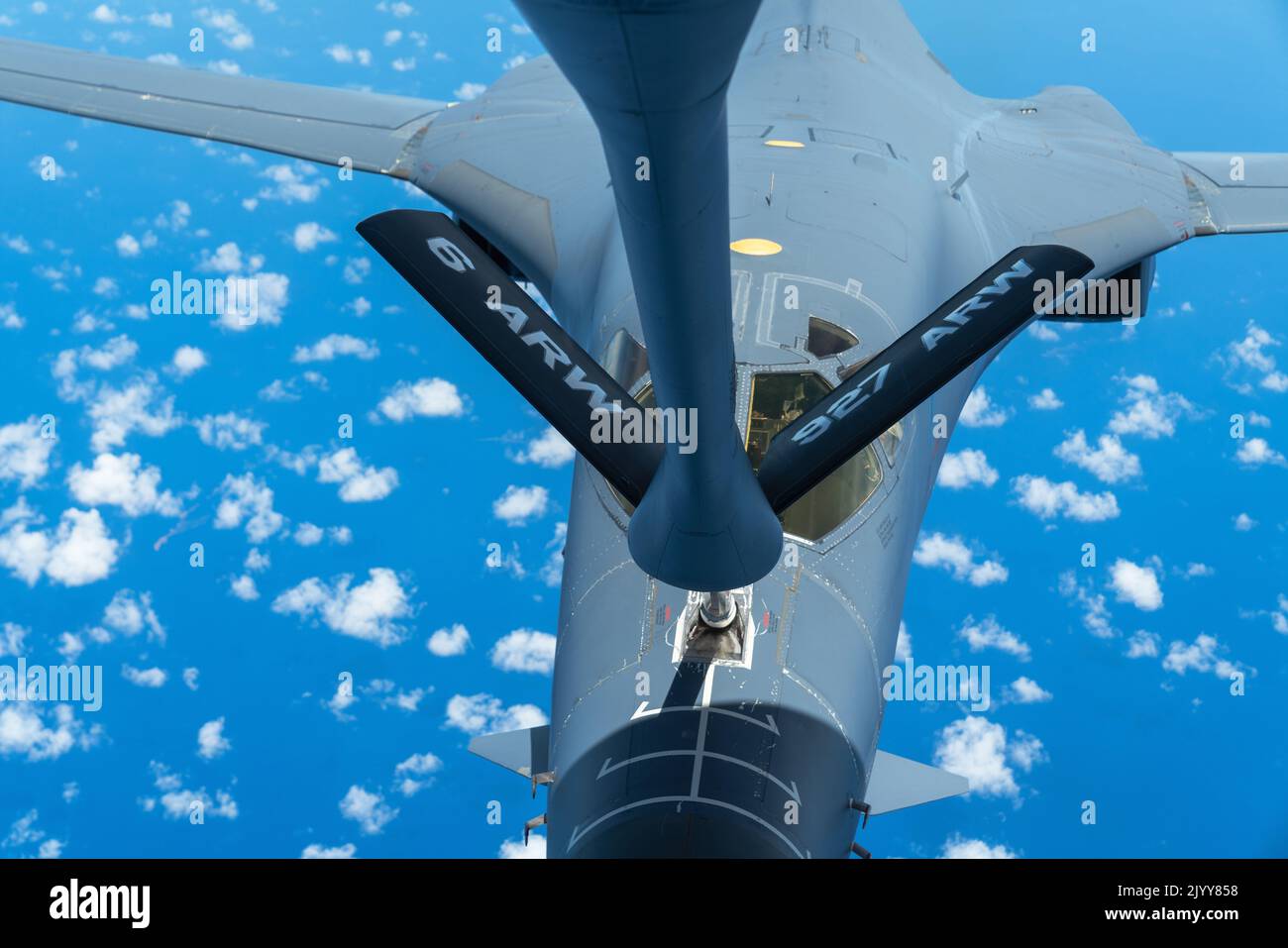 Un aereo ballerino B-1B assegnato alla 7th Bomb Wing, Dyess Air Force base, Texas, riceve carburante da un aereo Stratotanker KC-135 assegnato alla 927th Air Refueling Wing, MacDill AFB, Florida, Over the Caribbean Sea, 7 settembre 2022. Le operazioni aeree tra l'Aeronautica militare 12th e il comando per la mobilità aerea sono state parte di un esercizio di formazione per l'interoperabilità con Panama e l'Ecuador per accrescere la capacità, migliorare la capacità di rispondere alle pratiche di pesca illegali e mantenere un interesse condiviso per la sicurezza regionale. Impegni multilaterali come questo garantiscono la massima efficienza delle risorse e il massimo livello di efficienza Foto Stock