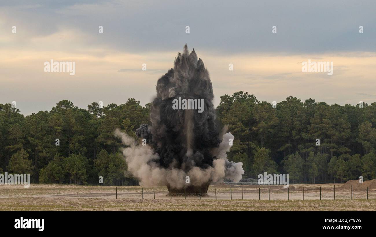 U.S. Marines con 2D Combat Engineer Battalion, 2D Marine Division, esplosivi detonanti durante una valutazione della preparazione al combattimento del corpo Marino a Camp Lejeune, North Carolina, 29 agosto 2022. Lo scopo di un MCCRE è di valutare formalmente la preparazione al combattimento dell'unità in preparazione allo schieramento. (STATI UNITI Corpo marino foto di Lance CPL. Deja Thomas) Foto Stock