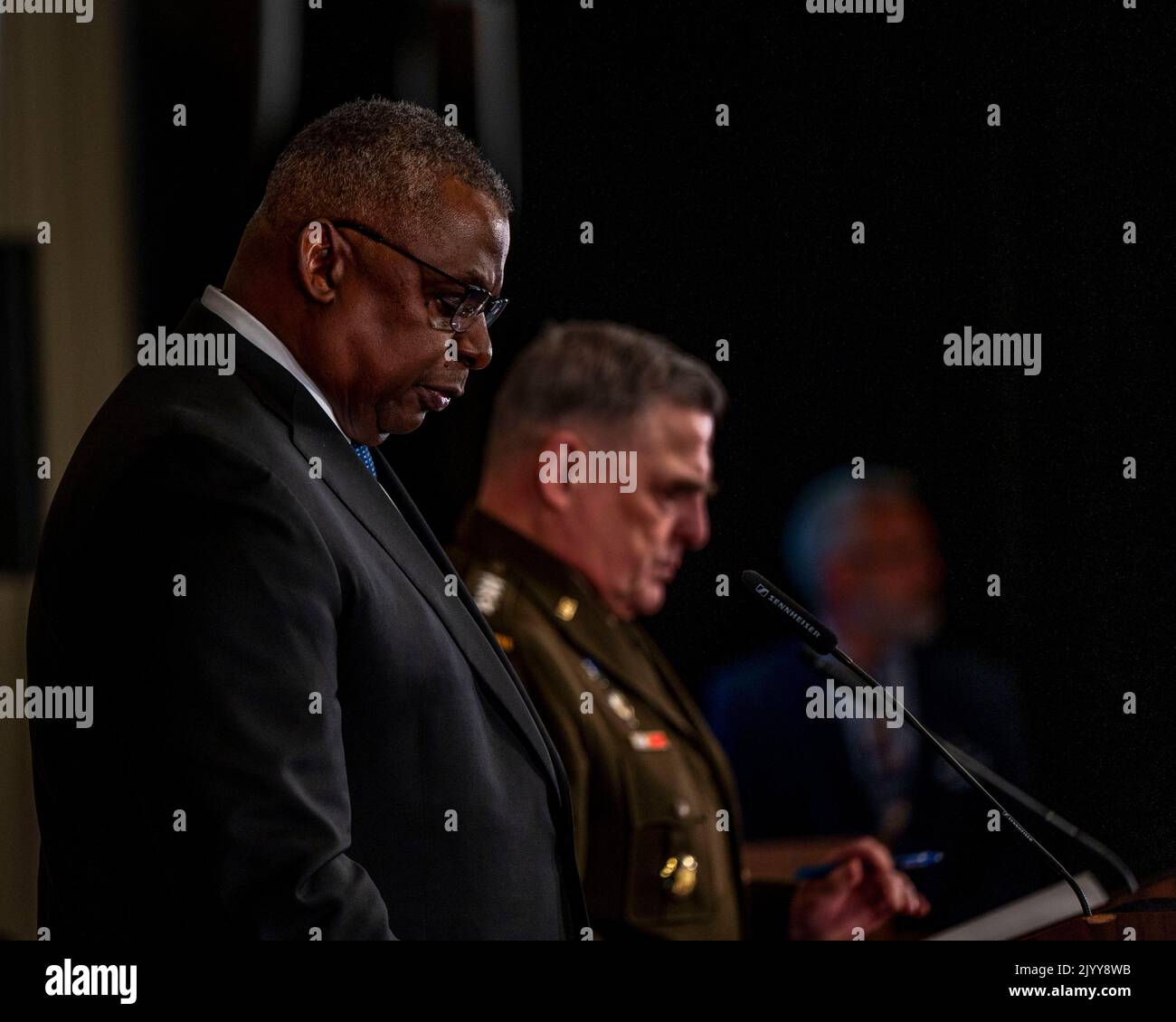 Il Segretario della Difesa Lloyd J. Austin lll, centro di sinistra, e Presidente dei Capi congiunti del personale Gen. Mark A. Milley, centro di destra, organizzano una conferenza stampa dopo il Gruppo di contatto della Difesa Ucraina presso la base aerea di Ramstein, Germania, 8 settembre 2022. Austin e Milley hanno ospitato ministri della difesa e leader di 50 paesi hanno partecipato all'incontro di persona e virtualmente per discutere il sostegno all'Ucraina da parte di alleati e partner della NATO. (STATI UNITI Air Force foto di staff Sgt. Megan M. Beatty) Foto Stock