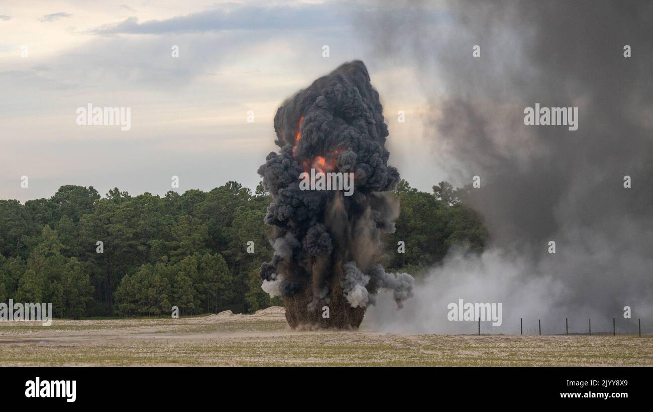 U.S. Marines con 2D Combat Engineer Battalion, 2D Marine Division, esplosivi detonanti durante una valutazione della preparazione al combattimento del corpo Marino a Camp Lejeune, North Carolina, 29 agosto 2022. Lo scopo di un MCCRE è di valutare formalmente la preparazione al combattimento dell'unità in preparazione allo schieramento. (STATI UNITI Corpo marino foto di Lance CPL. Deja Thomas) Foto Stock