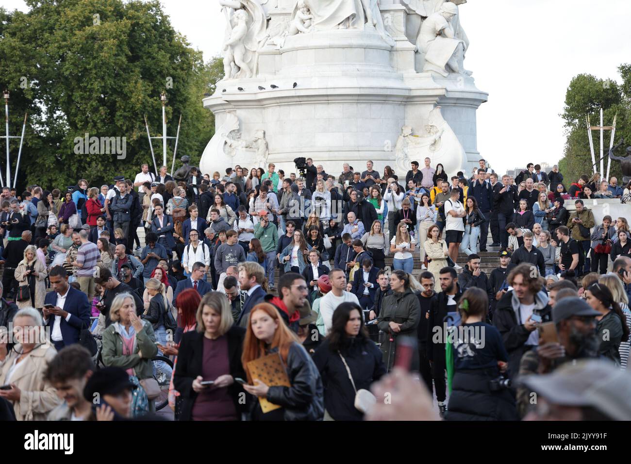 Londra, Regno Unito. 08th Set, 2022. La folla si raduna fuori Buckingham Palace mentre viene annunciato che la regina Elisabetta II, il monarca che regna più a lungo nel Regno Unito, è morta all'età di 96 anni; morì pacificamente al castello di Balmoral in Scozia. Credit: SOPA Images Limited/Alamy Live News Foto Stock