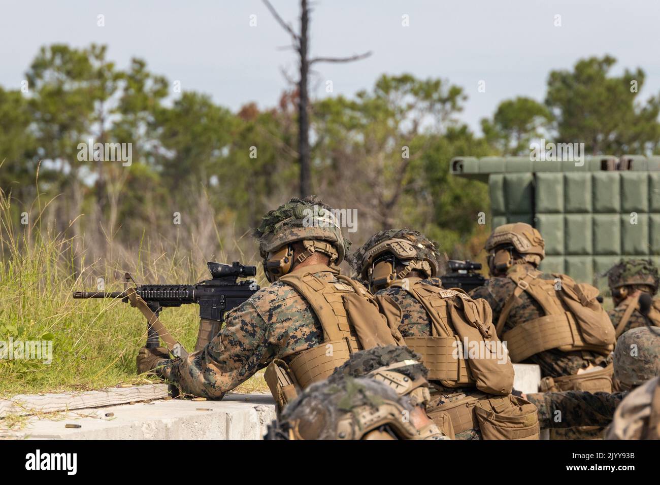 U. S Marines con 2D Combat Engineer Battalion, 2D Marine Division, pubblica la sicurezza durante una valutazione della preparazione al combattimento del corpo Marino a Camp Lejeune, North Carolina, 1 settembre 2022. Lo scopo di un MCCRE è di valutare formalmente la preparazione al combattimento dell'unità in preparazione allo schieramento. (STATI UNITI Corpo marino foto di Lance CPL. Deja Thomas) Foto Stock