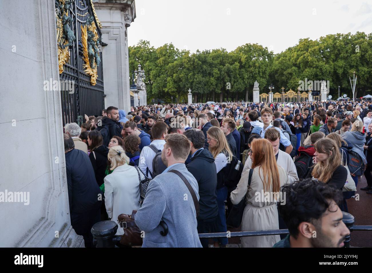 Londra, Regno Unito. 08th Set, 2022. La folla si raduna fuori Buckingham Palace mentre viene annunciato che la regina Elisabetta II, il monarca che regna più a lungo nel Regno Unito, è morta all'età di 96 anni; morì pacificamente al castello di Balmoral in Scozia. Credit: SOPA Images Limited/Alamy Live News Foto Stock