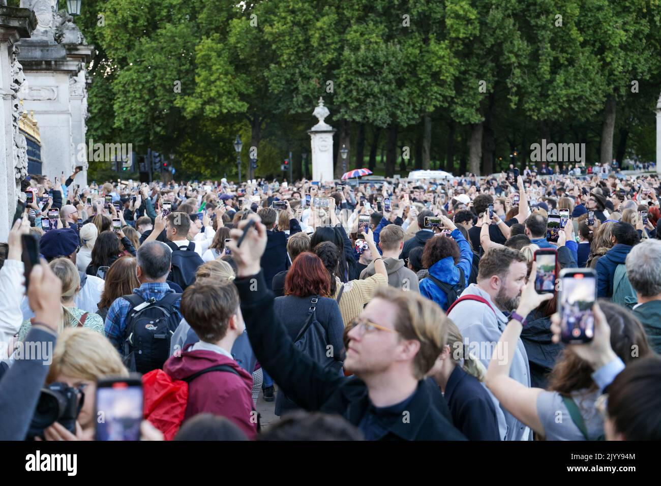 Londra, Regno Unito. 08th Set, 2022. La folla si raduna fuori Buckingham Palace mentre viene annunciato che la regina Elisabetta II, il monarca che regna più a lungo nel Regno Unito, è morta all'età di 96 anni; morì pacificamente al castello di Balmoral in Scozia. Credit: SOPA Images Limited/Alamy Live News Foto Stock