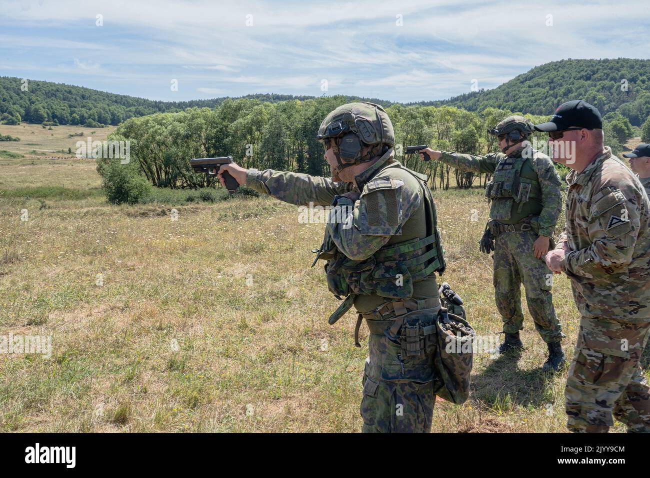 Concorrenti del concorso europeo Best Sniper Team alla formazione Hohenfeis. Area, Germania, 7 agosto 2022. L'annuale European Best Sniper Team Competition è una competizione europea e africana dell'esercito degli Stati Uniti che mette alla prova le abilità di marcature, abilità fisiche e agilità mentale, sviluppando al contempo relazioni e condividendo le abilità tra i team di cecchini in tutta Europa. (STATI UNITI Foto dell'esercito di SPC Leonard Beckett) Foto Stock
