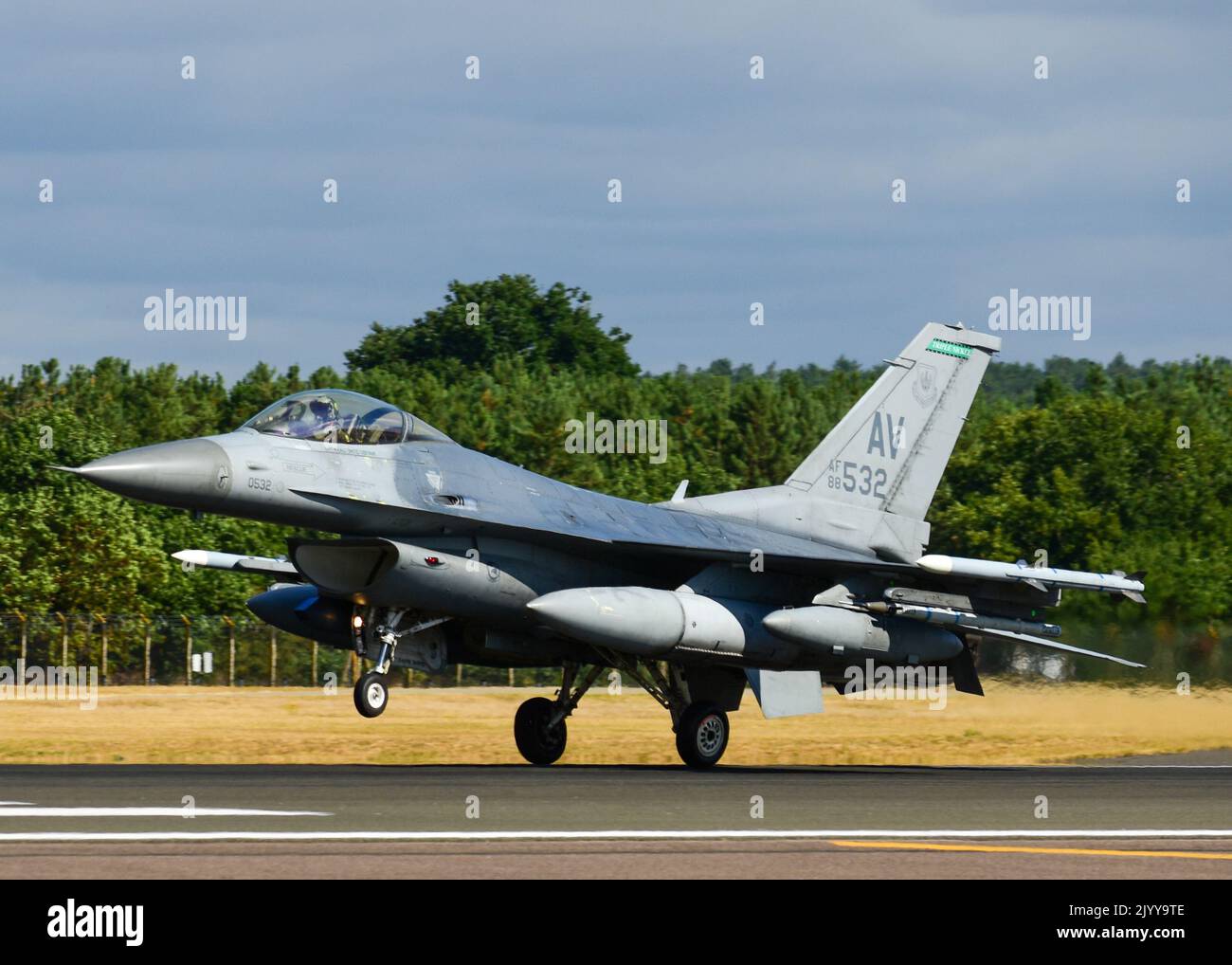 Un F-16C Fighting Falcon, assegnato al 555th Fighter Squadron della 31st Fighter Wing, Aviano Air base, Italia, atterra alla Royal Air Force base Lakenheath, Regno Unito, 24 agosto 2022, in preparazione all'esercizio Cobra Warrior 2022 della Royal Air Force. Le partnership create attraverso eventi formativi ricorrenti, come il Guerriero di Cobra, sostengono meglio la capacità della NATO di impiegare una forza strategica in teatro ogni volta che viene chiamata in causa. (STATI UNITI Foto Air Force di Tech. SGT. Miquel Giordania) Foto Stock