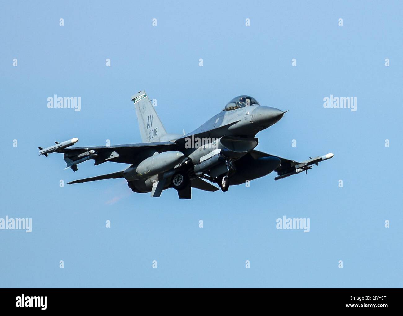 Un Falcon combattente F-16C dell'aeronautica statunitense assegnato al 555th Fighter Squadron della 31st Fighter Wing, Aviano Air base, Italia, decollerà dalla Royal Air Force Lakenheath, Regno Unito, 1 settembre 2022, in preparazione all'esercizio Cobra Warrior 2022 della RAF, Insieme ad altri alleati della NATO e forze aeree partner. I piloti F-16C hanno condotto la formazione per familiarizzare con l'area locale prima del CW22. Le partnership con gli alleati e i partner della NATO sono fondamentali per contrastare gli attori maligni, aumentando al contempo l’interoperabilità nella regione. (STATI UNITI Foto Air Force di Tech. SGT. Miquel Giordania) Foto Stock