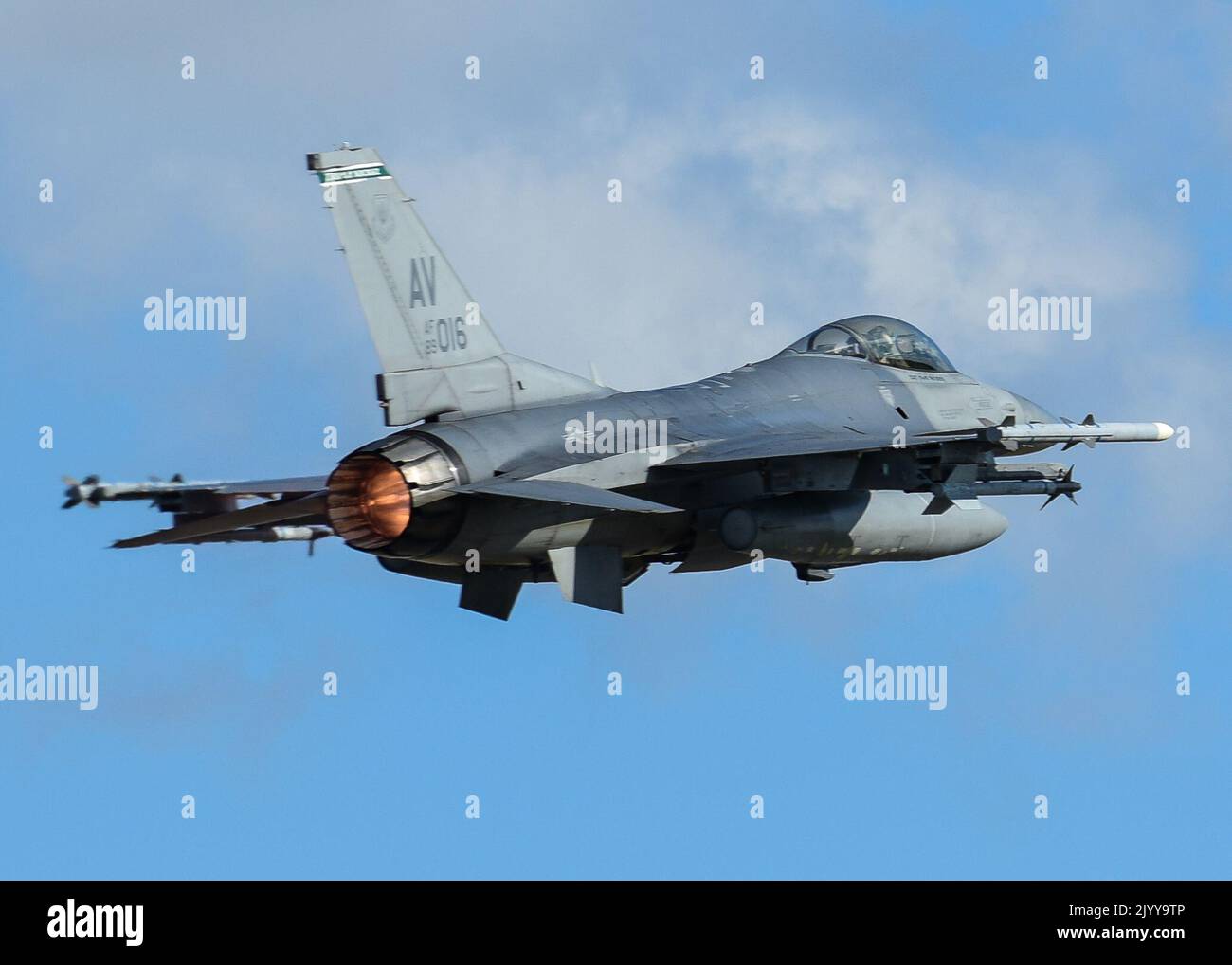 Un Falcon combattente F-16C dell'aeronautica statunitense assegnato allo Squadrone combattente 555th della 31st Fighter Wing, Aviano Air base, Italia, decollerà dalla Royal Air Force Lakenheath, Regno Unito, 1 settembre 2022, in preparazione all'esercizio Cobra Warrior 2022 della RAF. I piloti F-16C hanno condotto la formazione per familiarizzare con l'area locale prima del CW22. Le partnership create attraverso eventi formativi ricorrenti, come il Guerriero di Cobra, sostengono meglio la capacità della NATO di impiegare una forza strategica in teatro ogni volta che viene chiamata in causa. (STATI UNITI Foto Air Force di Tech. SGT. Miquel Giordania) Foto Stock