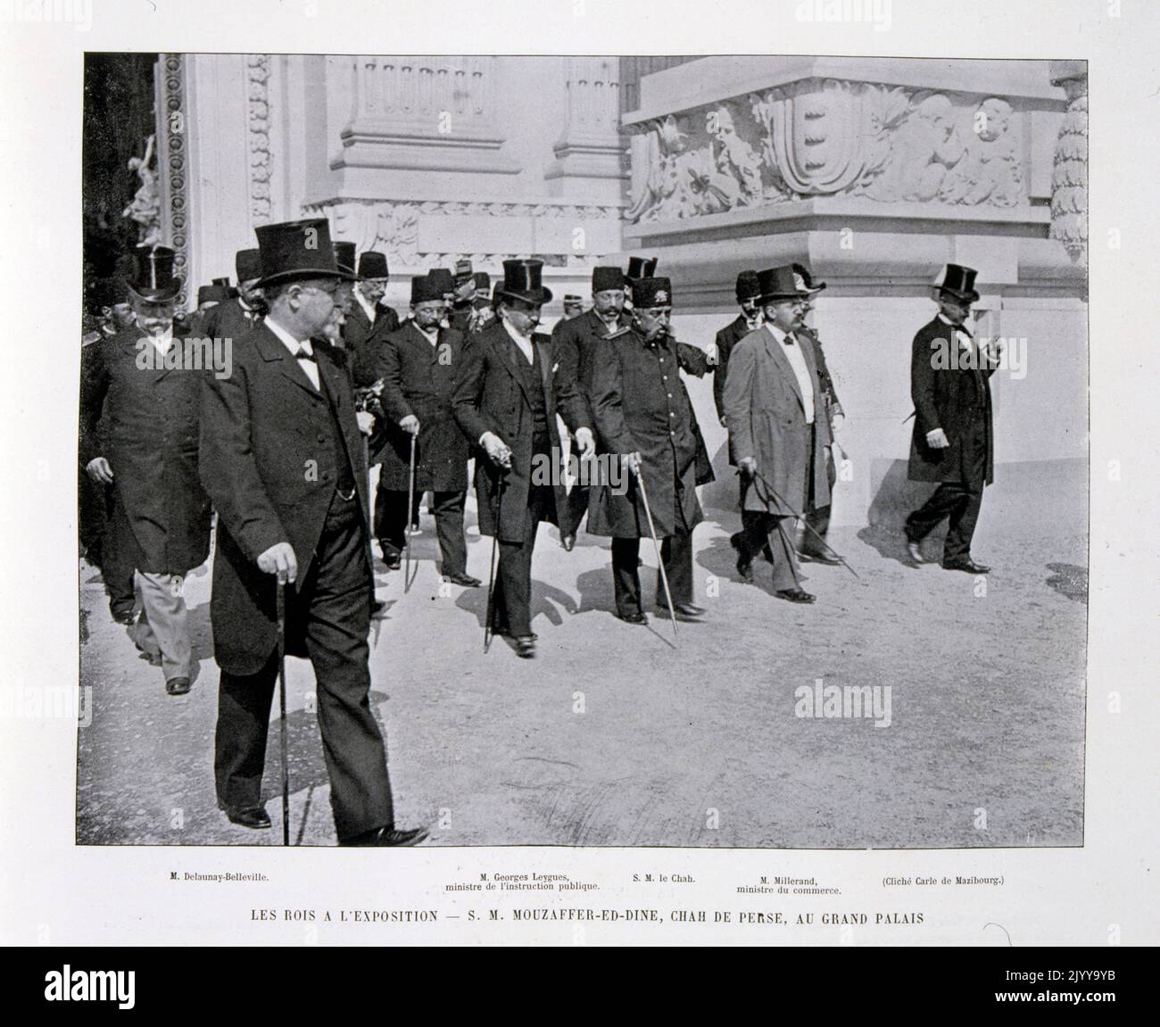 Esposizione Universelle (Fiera Mondiale) Parigi, 1900; l'esposizione Universelle del 1900, meglio conosciuta in inglese come esposizione di Parigi del 1900, è stata una fiera mondiale che si è tenuta a Parigi, in Francia, dal 14 aprile al 12 novembre 1900, per celebrare i risultati del secolo scorso e accelerare lo sviluppo nel prossimo. Lo stile che era universalmente presente nell'esposizione era Art Nouveau. La fiera, visitata da quasi 50 milioni di persone, ha presentato molte innovazioni tecnologiche; fotografia in bianco e nero dei Re alla Mostra. S M Mouzaffer-en-Dine, Shah di Persia al Grand Palace. Un gruppo di uomini Foto Stock