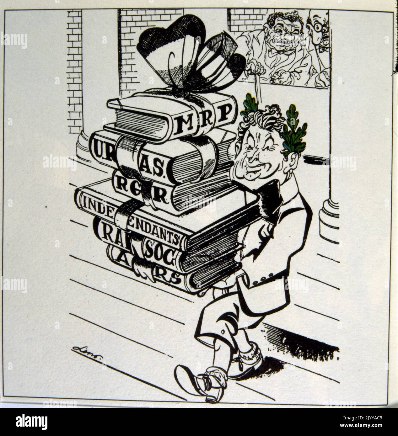 Immagine in bianco e nero di un uomo che cammina giù per i gradini che trasportano grandi libri. Foto Stock