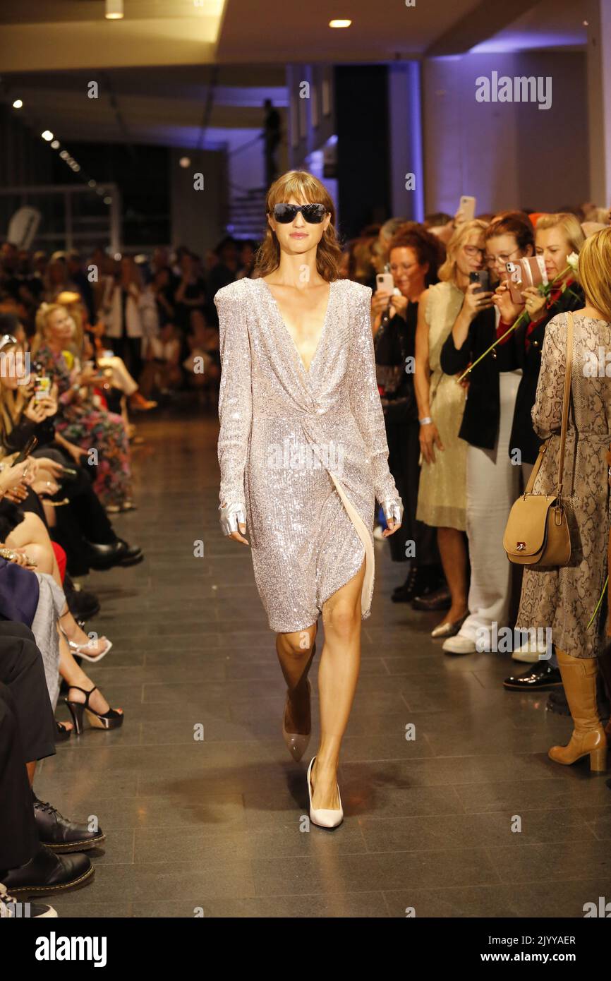 09/08/2022, Berlino, Germania, Models Walk the Runway al Fashion show Silvermagic del designer brasiliano Aline CELI durante la Fashion Week di Berlino ad Autohaus König il 8 settembre 2022 a Berlino, Germania. Foto Stock