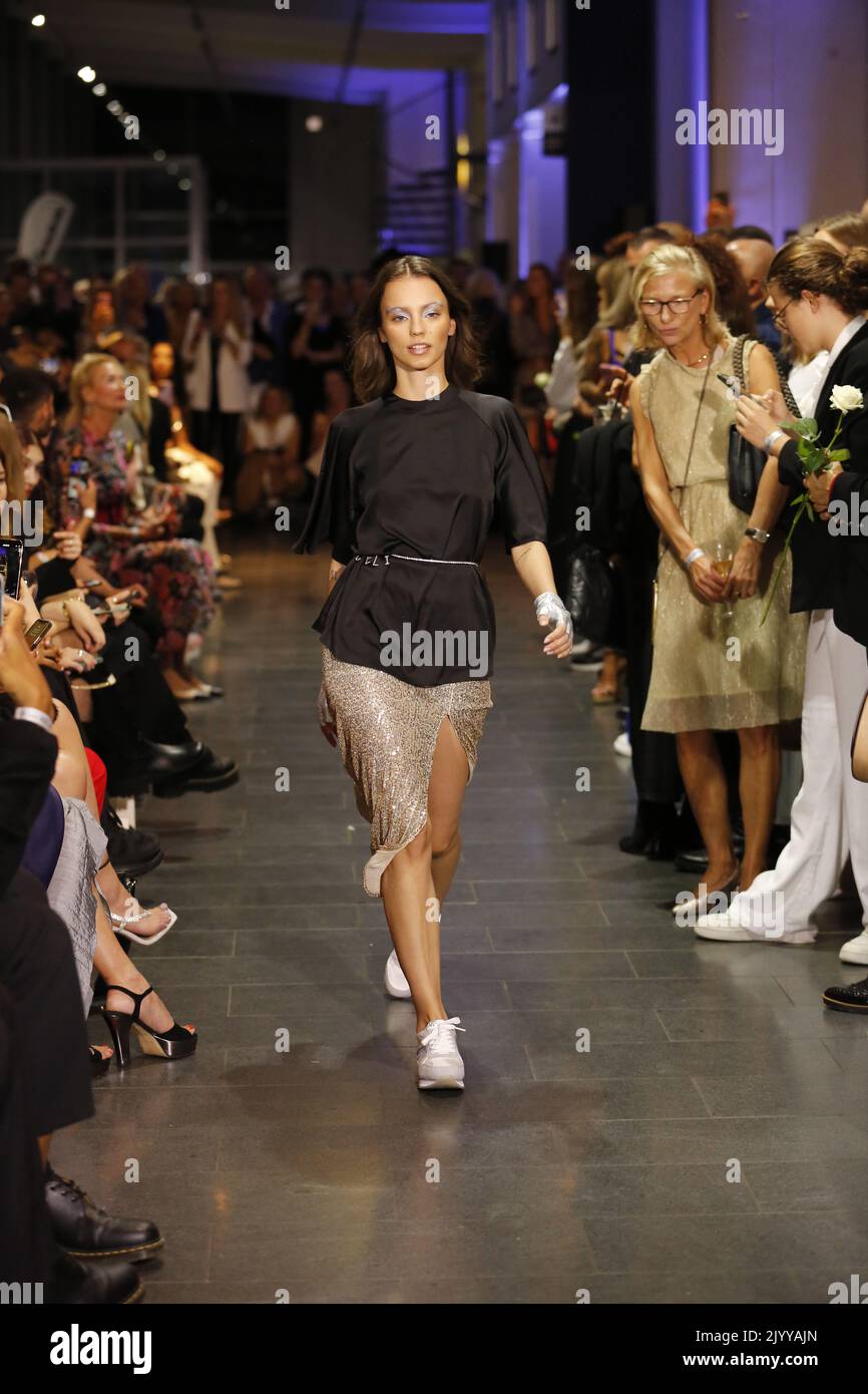 09/08/2022, Berlino, Germania, Models Walk the Runway al Fashion show Silvermagic del designer brasiliano Aline CELI durante la Fashion Week di Berlino ad Autohaus König il 8 settembre 2022 a Berlino, Germania. Foto Stock