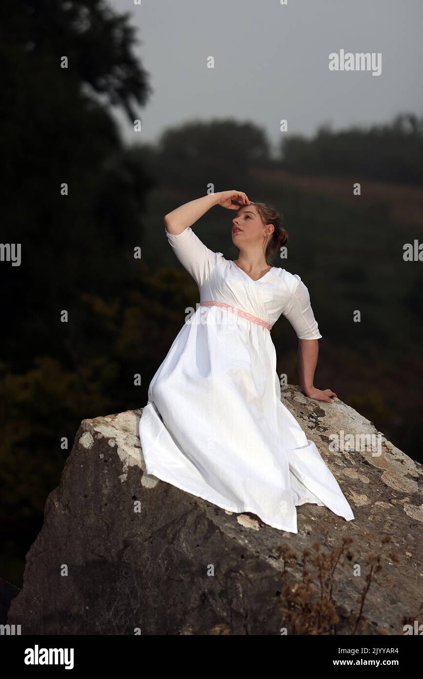 Settembre 2022 - giovane donna in costume d'epoca adatta per romanzi romantici e copertine dei libri Foto Stock