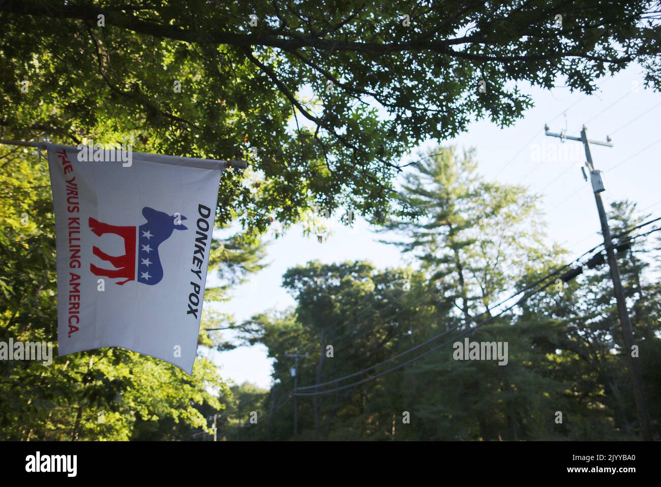 Una bandiera che legge 'il pox dell'asino' e 'il virus che uccide l'America,' riferendosi al Partito democratico, è appesa da un albero in Londonderry, New Hampshire, Stati Uniti, 8 settembre 2022. REUTERS/Brian Snyder Foto Stock