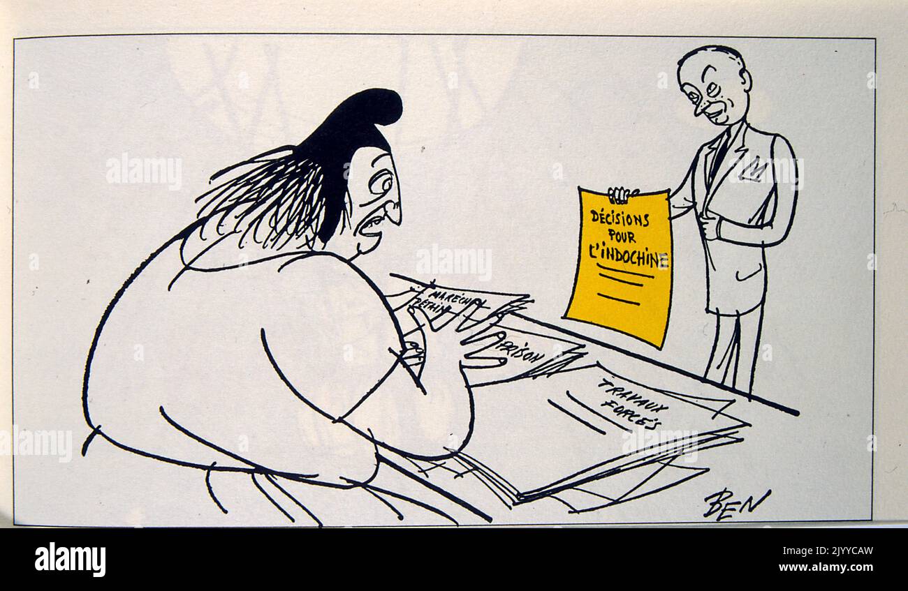 Disegno a linee in bianco e nero; un grande hag si siede su una scrivania di fronte ai documenti dal titolo "forza lavoro e prigione". Un uomo adatto tiene un grande pezzo di carta, su cui è scritto 'decisioni per Indocina'; firmato BEN. Foto Stock