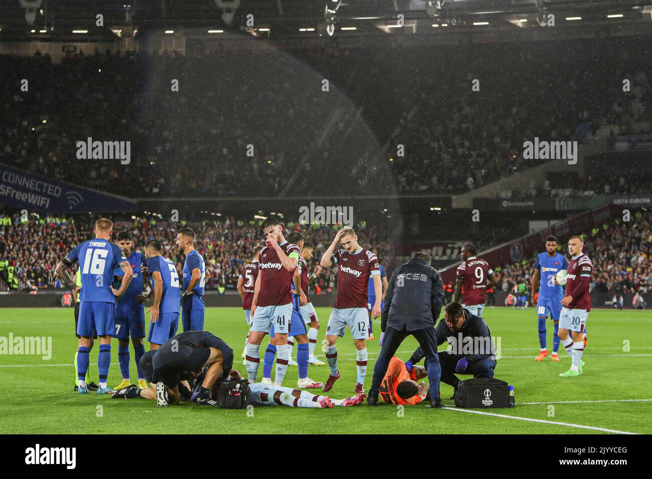 Londra, Inghilterra, 8th settembre 2022. Maxwel Cornet di West Ham United scende con un infortunio prima che l'arbitro premia una penalità durante la partita della UEFA Europa Conference League al London Stadium, Londra. L'immagine di credito dovrebbe essere: Kieran Cleeves / Sportimage Foto Stock