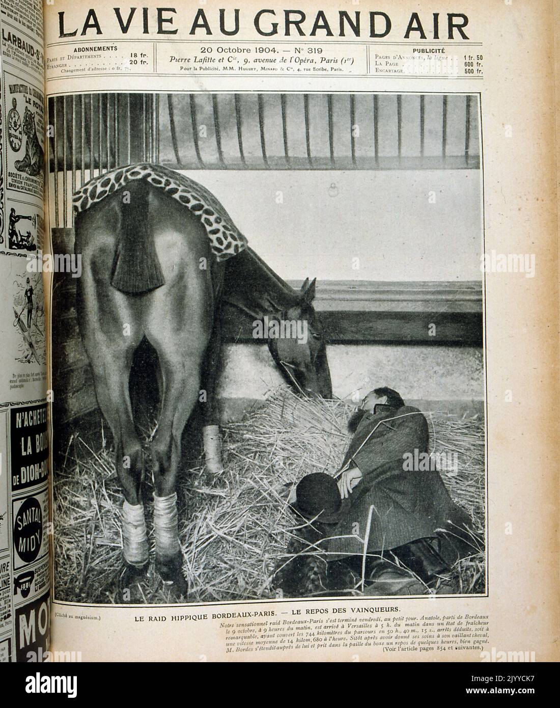 Fotografa all'interno della rivista lifestyle la vie au Grand Air; un uomo che si trova accanto al suo cavallo in una stalla intitolata 'il riposo del trionfante'. Foto Stock