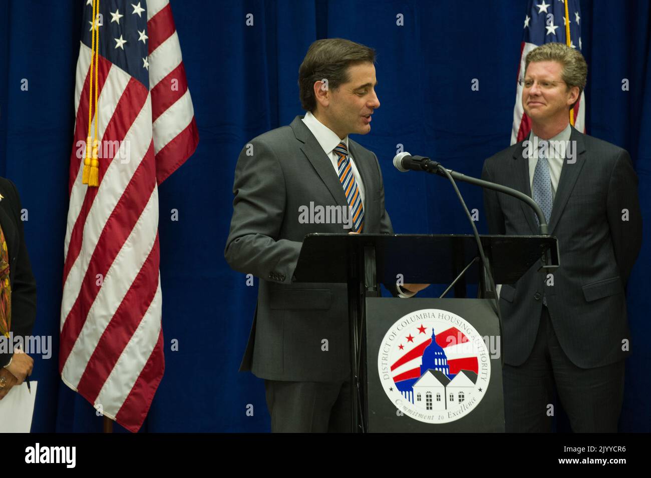 Il Segretario Shaun Donovan che partecipa alla conferenza stampa ha annunciato, presso il Southwest Family Enhancement Center di Washington, D.C., il lancio di un'iniziativa di alfabetizzazione digitale nell'ambito dello sforzo nazionale per colmare il divario nell'adozione della banda larga. Nell'evidenziare la partnership pubblico-privato per i collegamenti con le comunità, il Segretario Donovan ha partecipato Julius Genachowski, Presidente della Federal Communications Commission (FCC); Adrianne Todman, Direttore esecutivo della Washington, D.C. Housing Authority; Susan Hildreth, Direttore dell'Istituto dei servizi di Museo e Biblioteca; Connect2Compete Chief Executive Officic Foto Stock