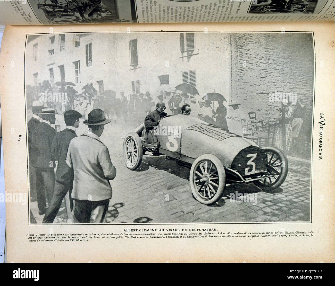 Dalla rivista la vie au Grand Air (Life in the Outdoors); fotografie in bianco e nero di Albert Clement nella sua auto da corsa che attraversa le strade. A un angolo a Neuf Chateau. Foto Stock