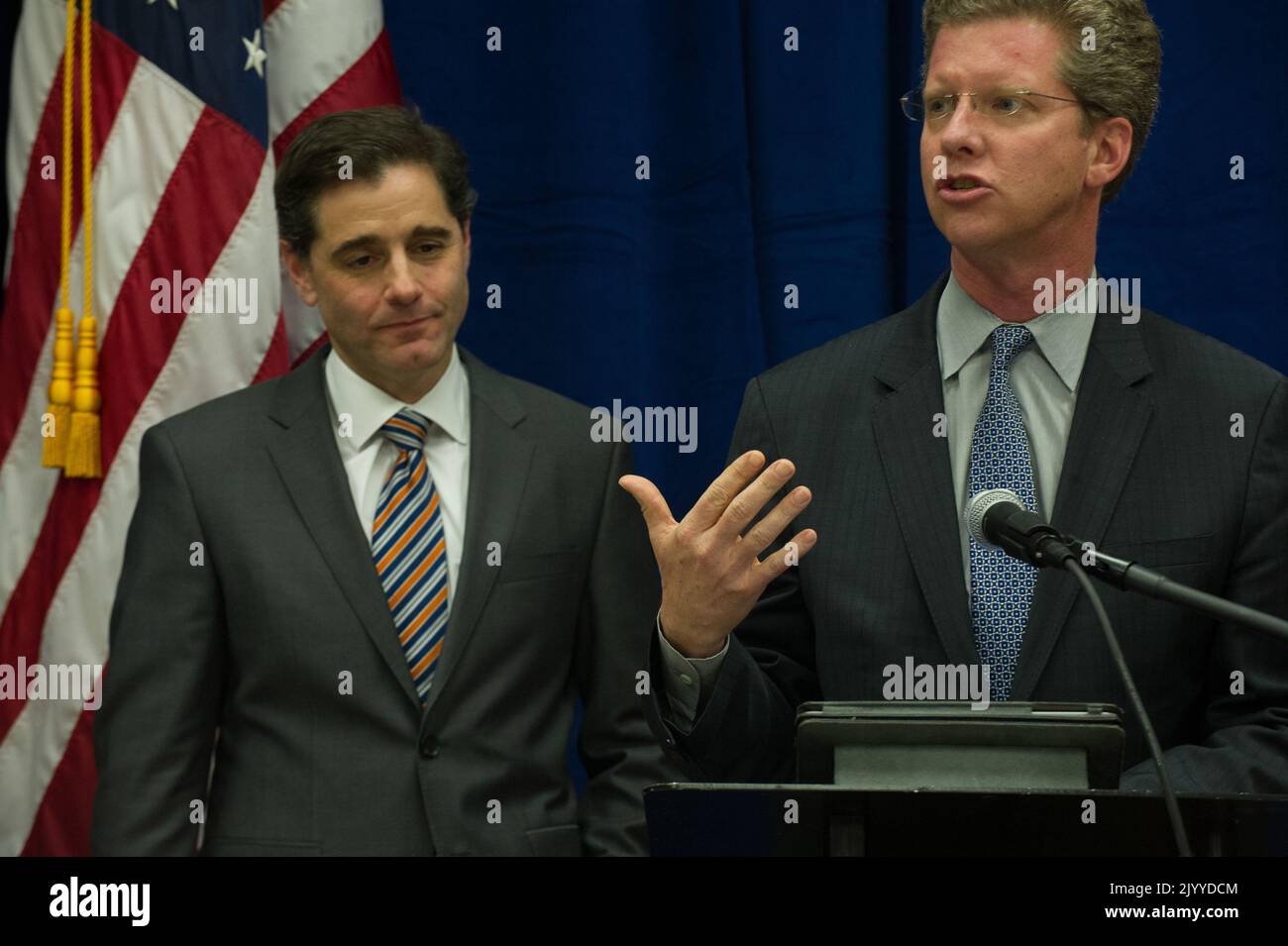 Il Segretario Shaun Donovan che partecipa alla conferenza stampa ha annunciato, presso il Southwest Family Enhancement Center di Washington, D.C., il lancio di un'iniziativa di alfabetizzazione digitale nell'ambito dello sforzo nazionale per colmare il divario nell'adozione della banda larga. Nell'evidenziare la partnership pubblico-privato per i collegamenti con le comunità, il Segretario Donovan ha partecipato Julius Genachowski, Presidente della Federal Communications Commission (FCC); Adrianne Todman, Direttore esecutivo della Washington, D.C. Housing Authority; Susan Hildreth, Direttore dell'Istituto dei servizi di Museo e Biblioteca; Connect2Compete Chief Executive Officic Foto Stock