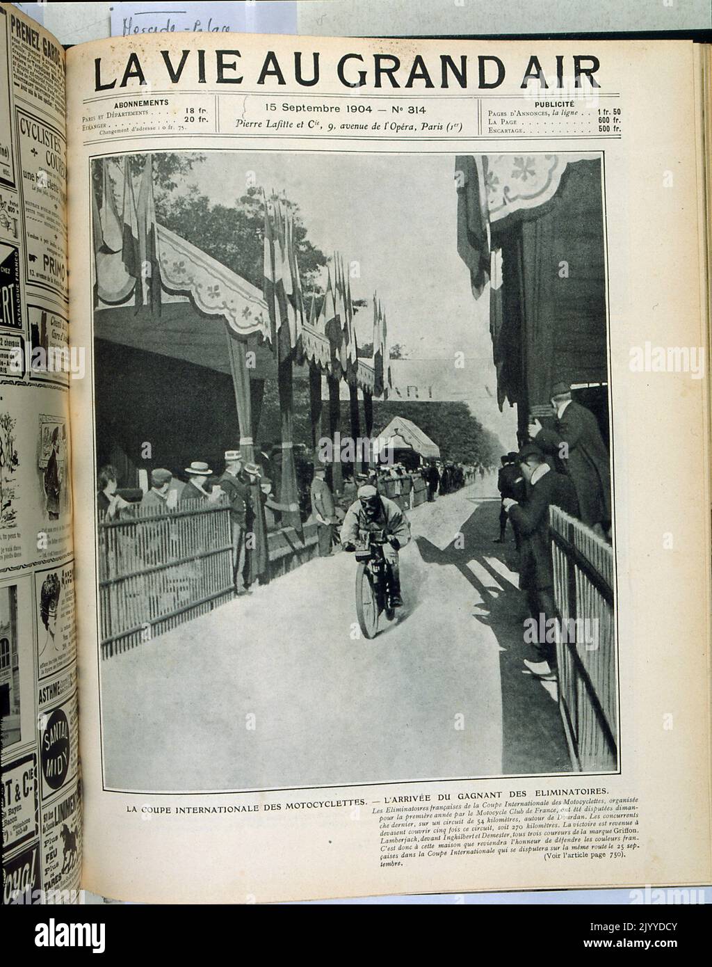 Fotografa all'interno della rivista lifestyle la vie au Grand Air; una vista stradale di un motociclista che percorre le strade alla Coppa Internazionale di motociclismo. Questa fotografia mostra l'arrivo del vincitore. Foto Stock