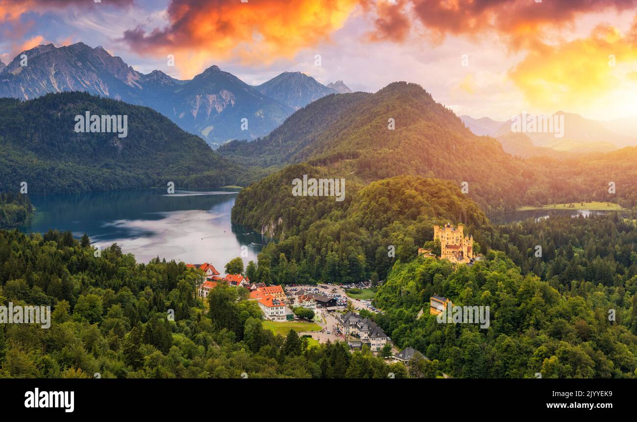 Castello di Hohenschwangau nei pressi di Fussen, Baviera, Germania. Palazzo del re Ludovico II nel villaggio di Schwangau. Schloss Hohenschwangau è il simbolo delle Alpi tedesche. Foto Stock