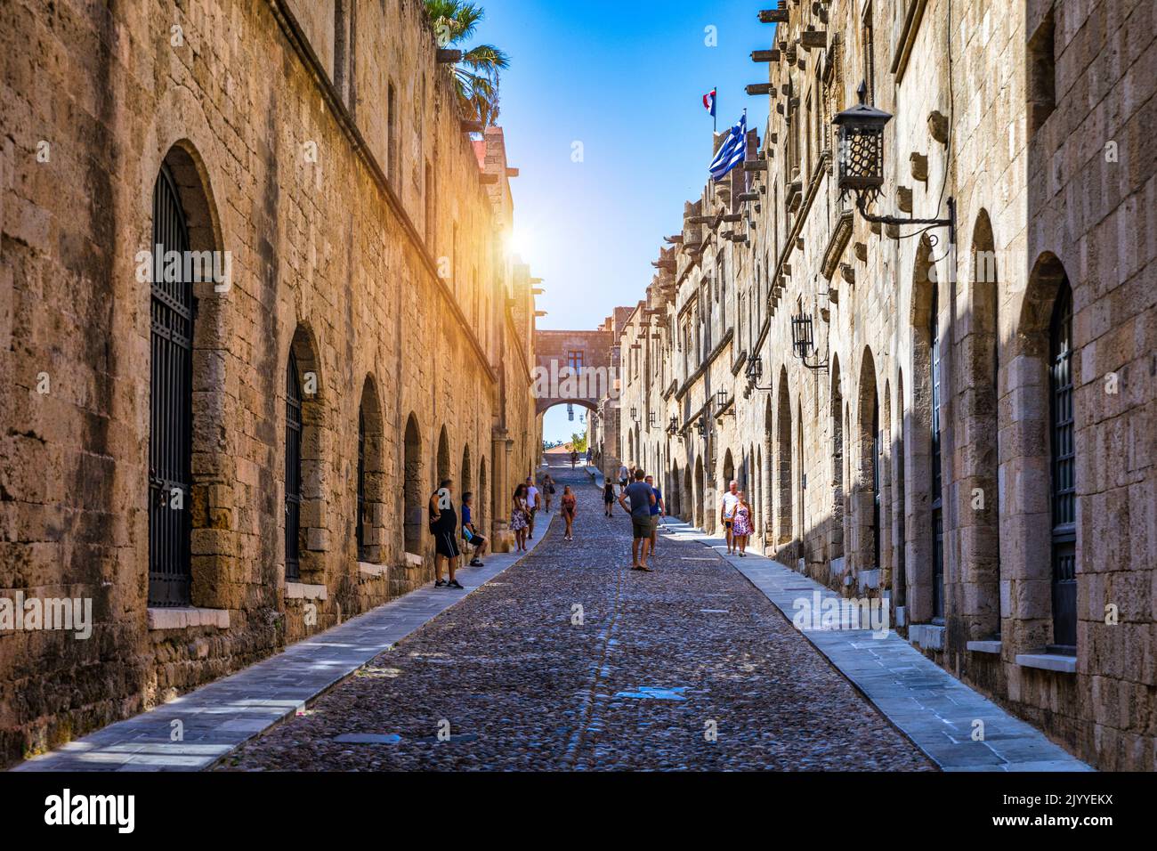 La strada dei Cavalieri, la strada più famosa della città vecchia di Rodi, isola di Rodi, Grecia. La strada dei Cavalieri di Rodi è una delle migliori pr Foto Stock