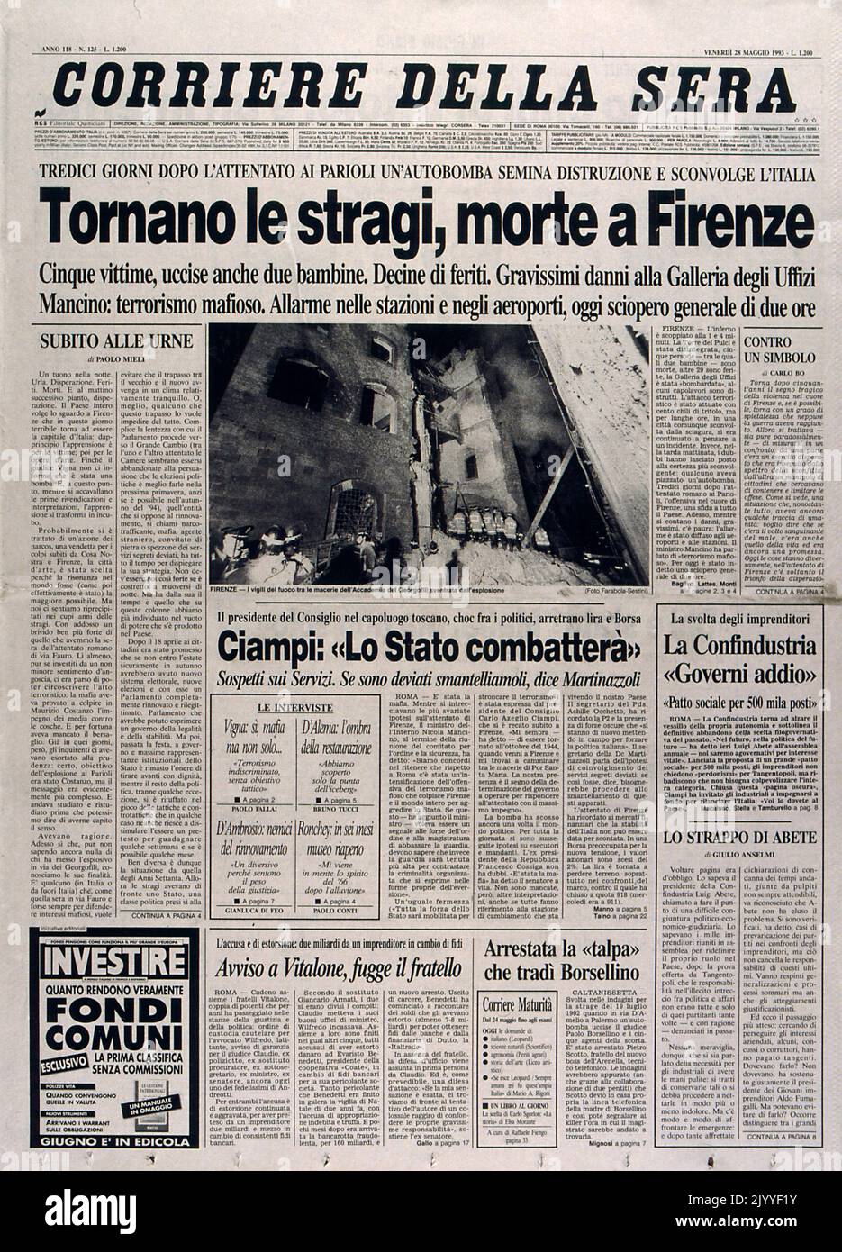 Prima pagina del giornale italiano Corriere della sera del 28 maggio 1993. Il titolo recita: "Cinque vittime sono uccise, tra cui due bambini, in un'automobile intrappolata a Firenze”. Foto Stock